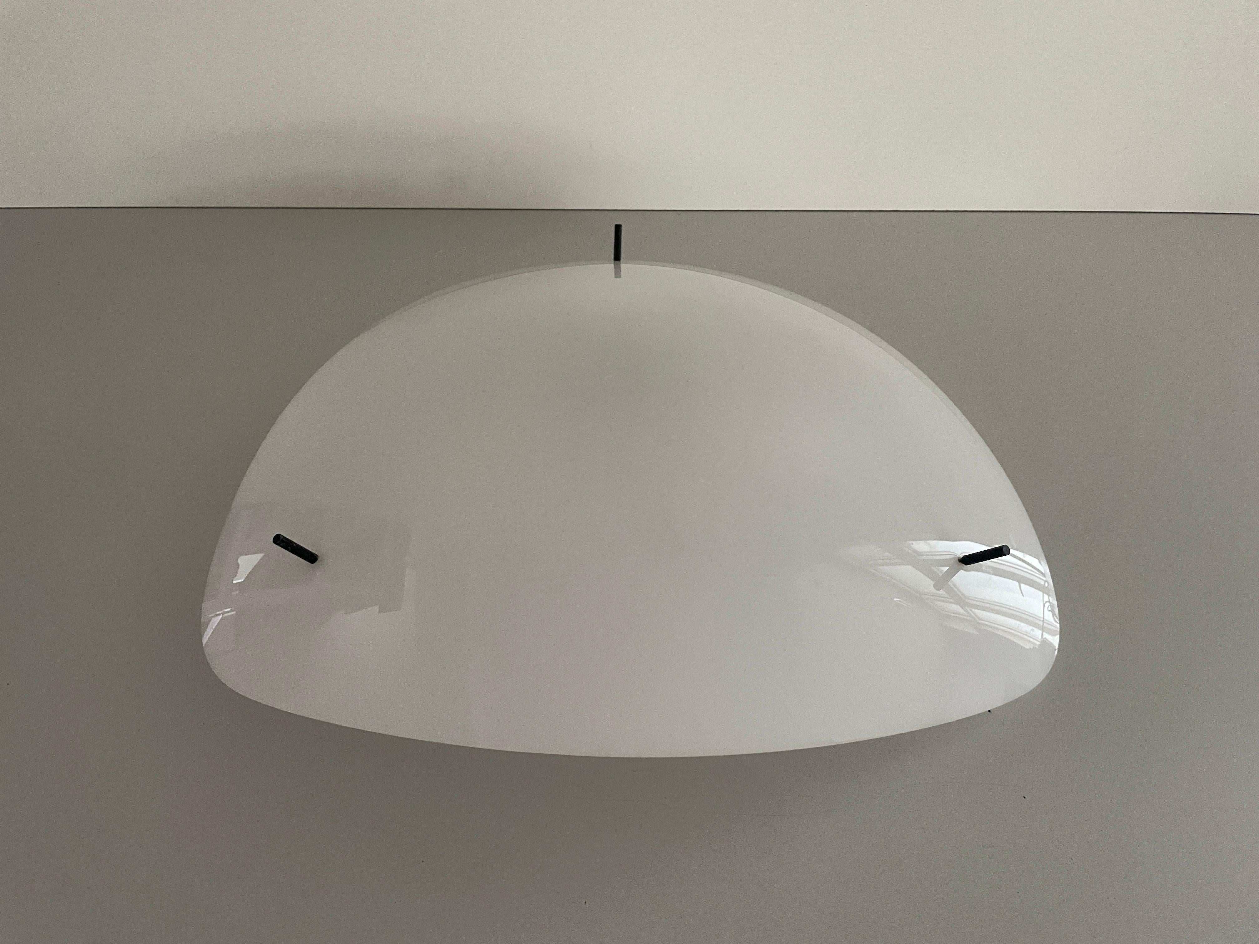 Tedesco Triangle Design Lampada da parete o da soffitto di grandi dimensioni in plexiglass bianco, anni '70, Germania in vendita