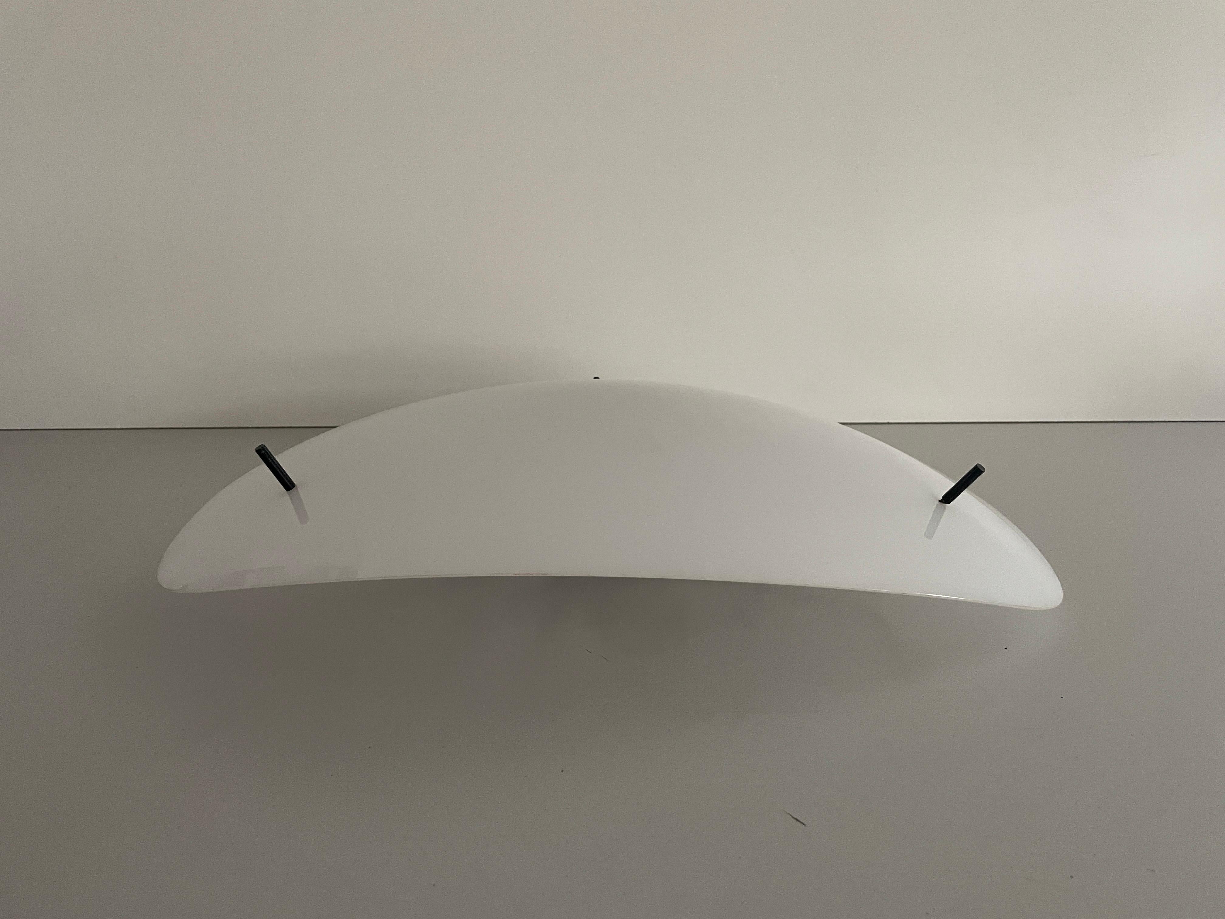Triangle Design Lampada da parete o da soffitto di grandi dimensioni in plexiglass bianco, anni '70, Germania In condizioni ottime in vendita a Hagenbach, DE