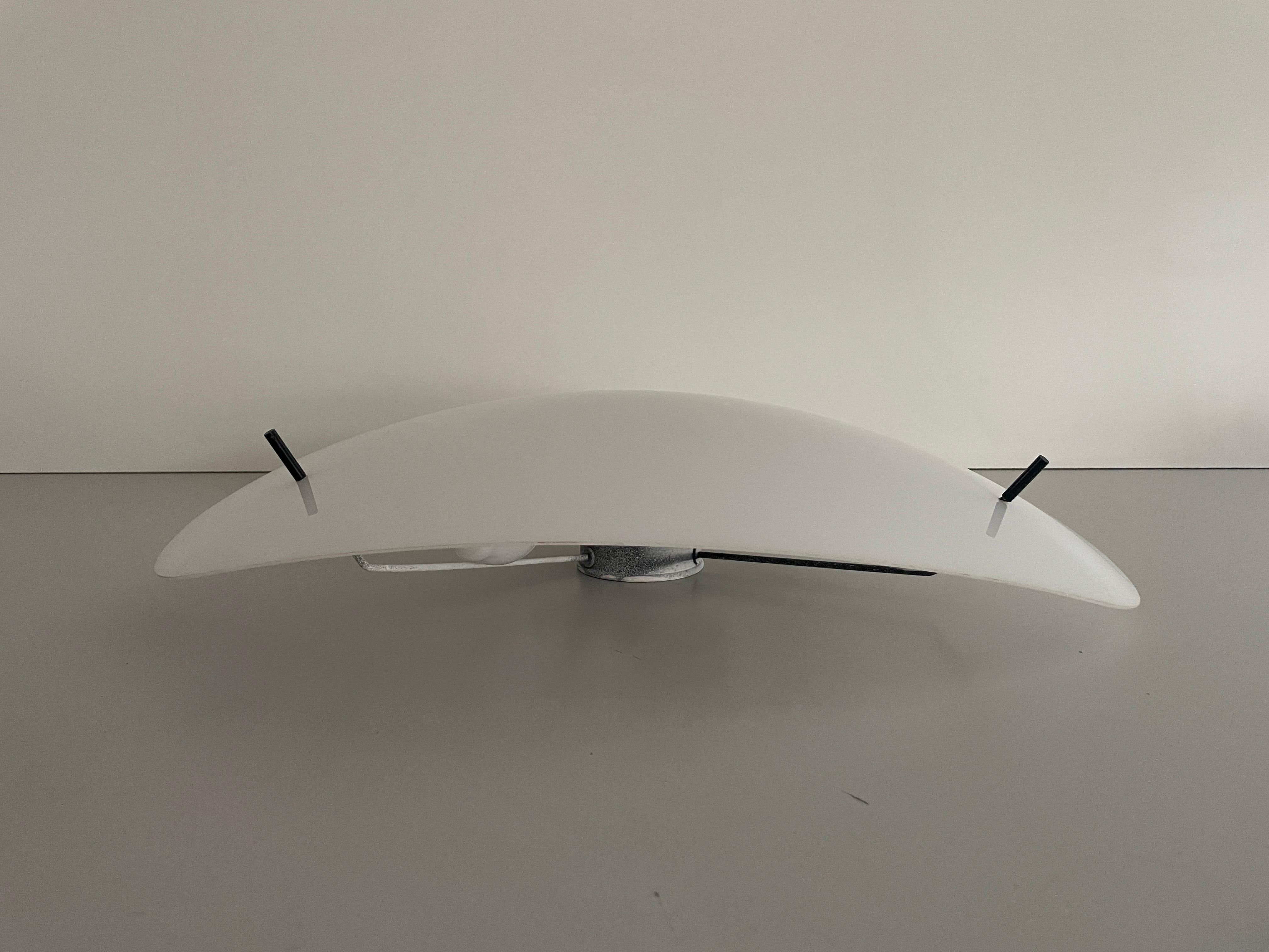 Fine XX secolo Triangle Design Lampada da parete o da soffitto di grandi dimensioni in plexiglass bianco, anni '70, Germania in vendita