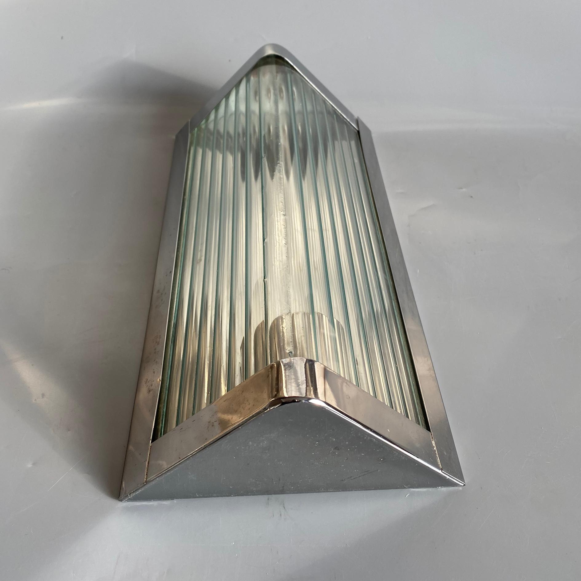 Triangle Form Polished Stainles Steel and Reeded Glass Wall Lights, Italy, 1990s im Angebot 5