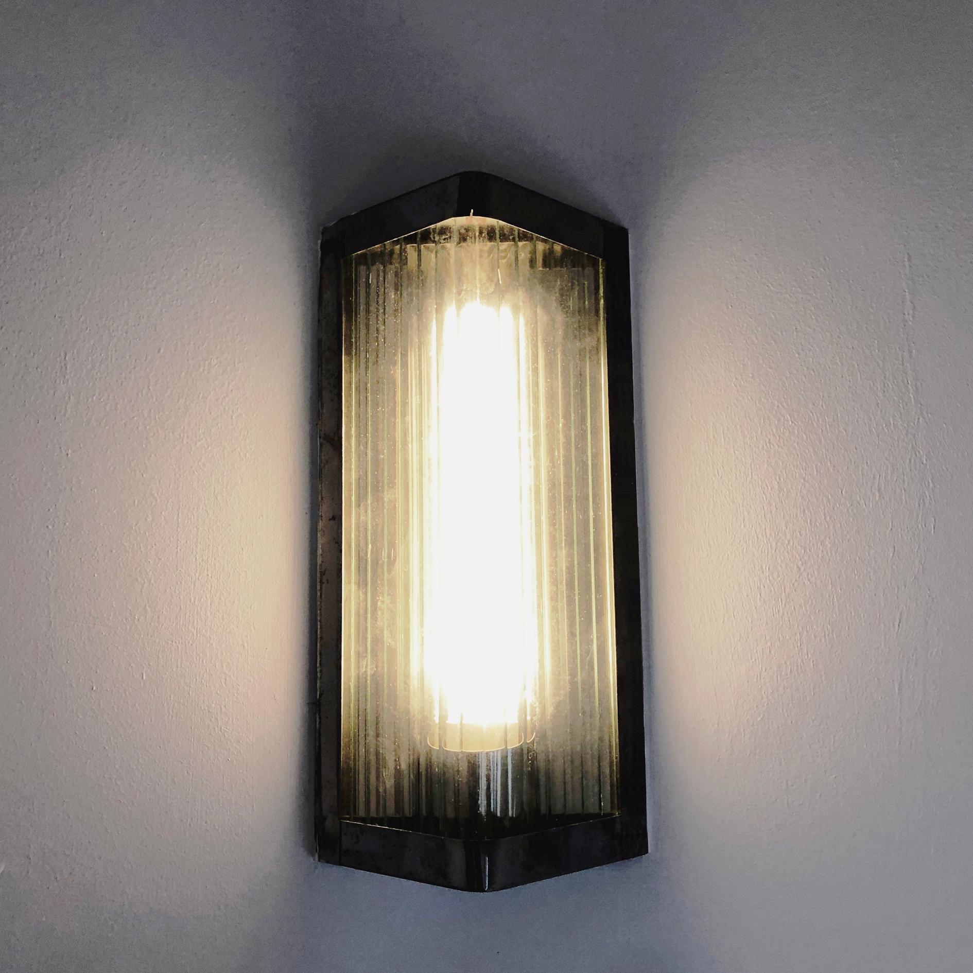 Triangle Form Polished Stainles Steel and Reeded Glass Wall Lights, Italy, 1990s im Angebot 12