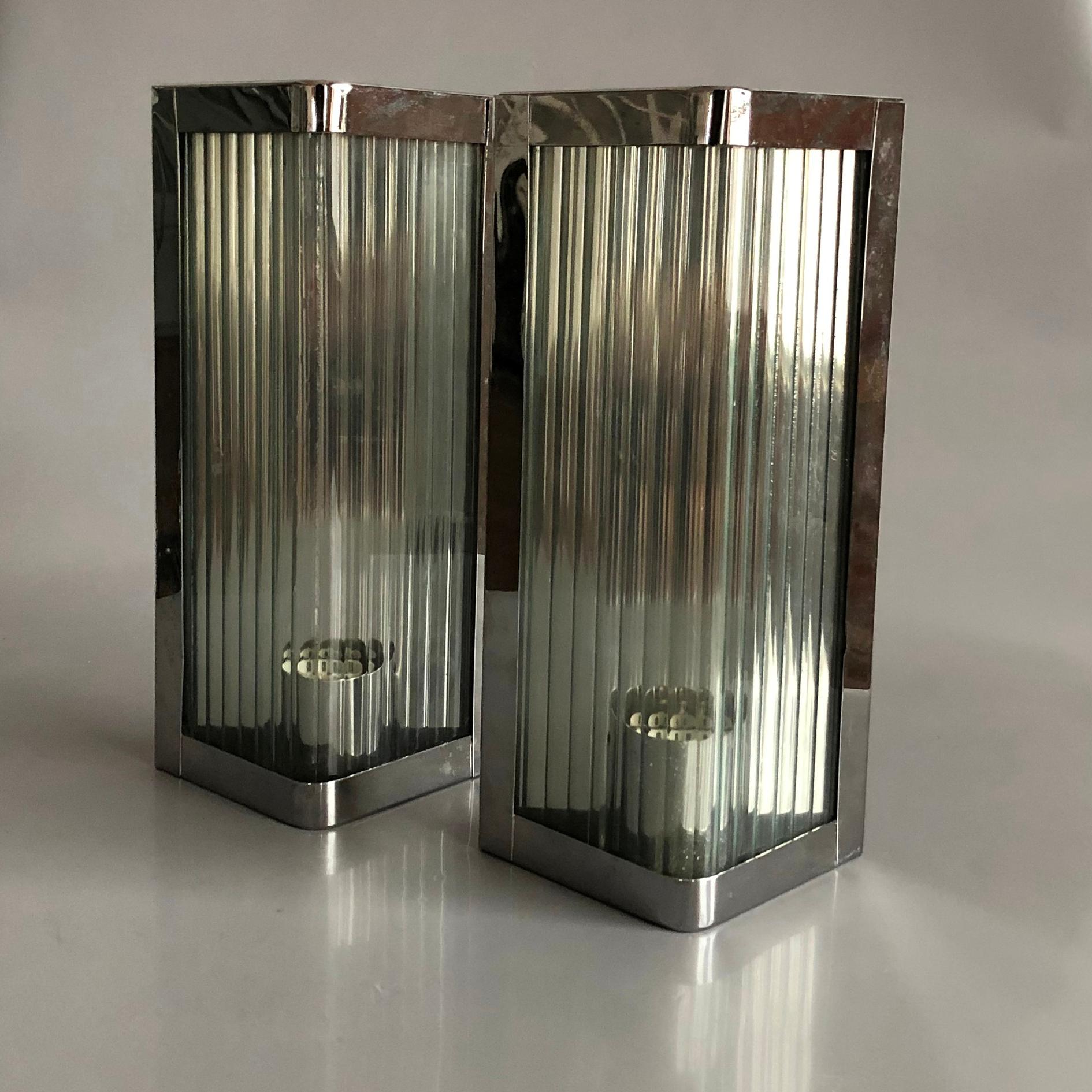 Triangle Form Polished Stainles Steel and Reeded Glass Wall Lights, Italy, 1990s (Italienisch) im Angebot