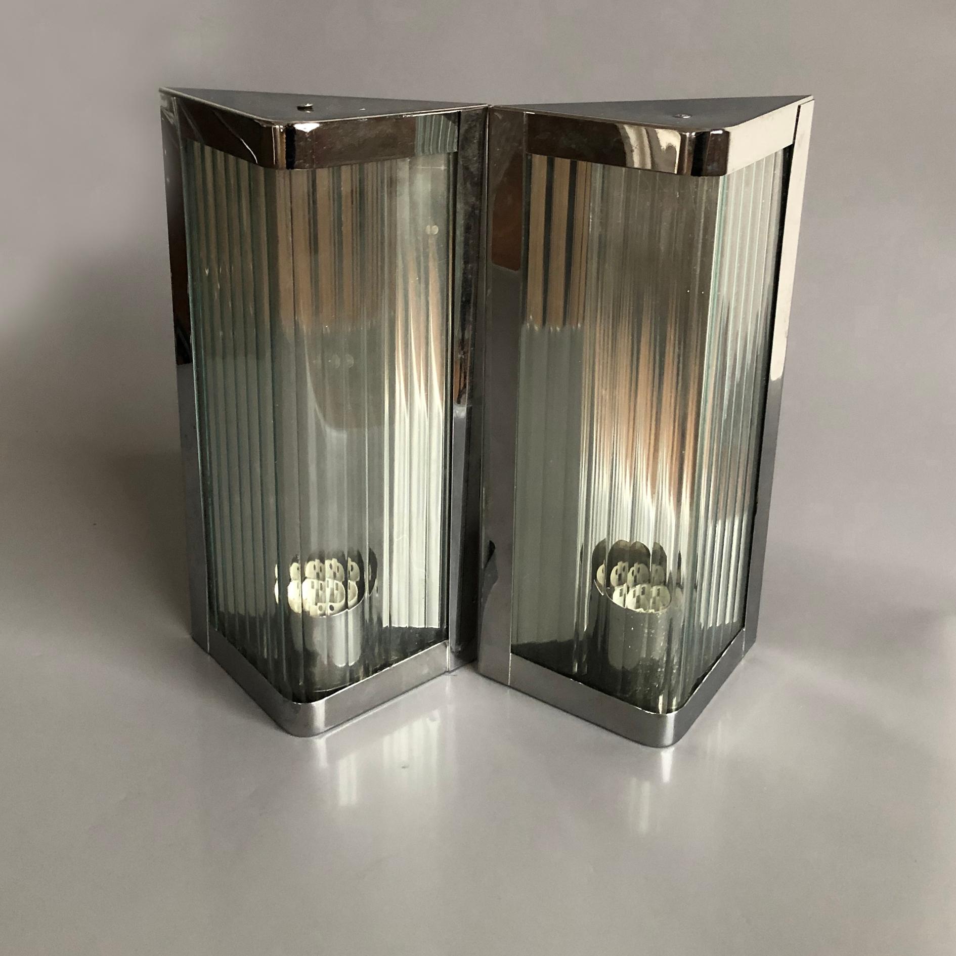 Triangle Form Polished Stainles Steel and Reeded Glass Wall Lights, Italy, 1990s im Zustand „Gut“ im Angebot in BUDAPEST, HU