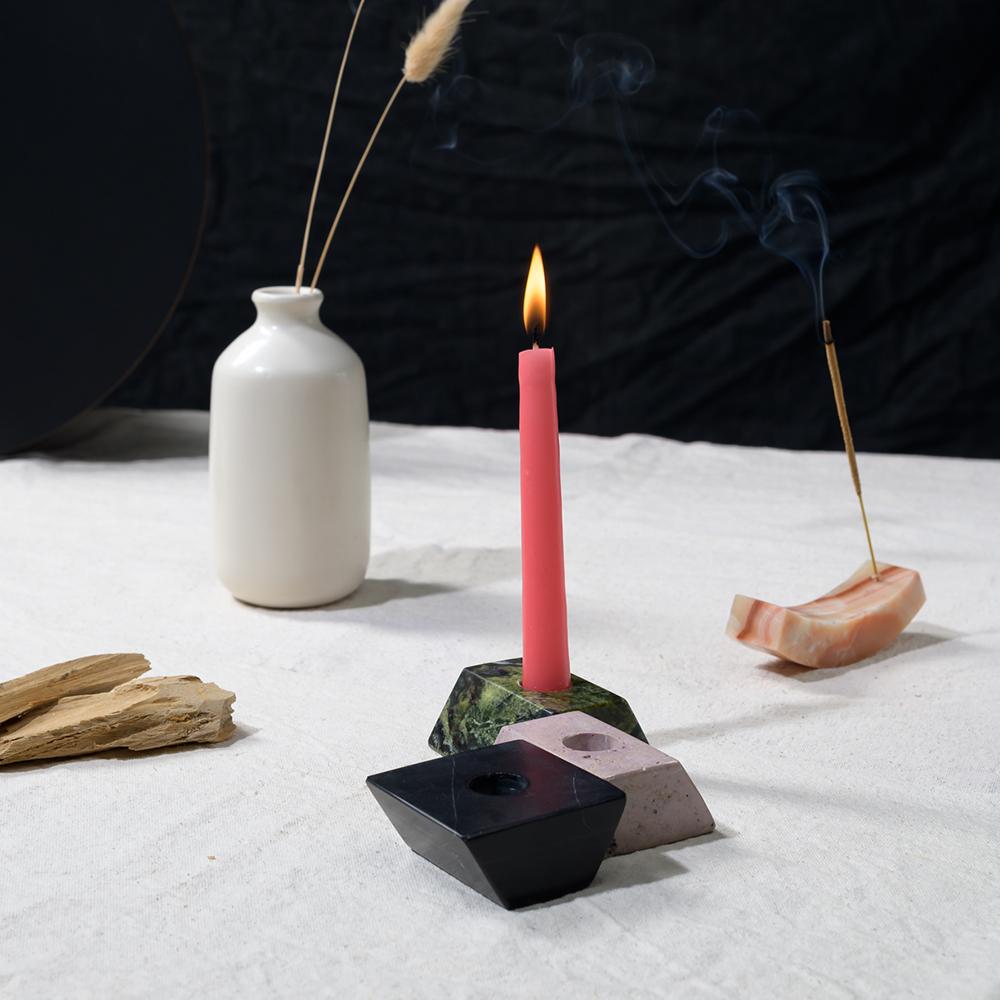 Dai un tocco di giocosa eleganza a qualsiasi festa con il candelabro Triangle: un pezzo scultoreo realizzato con vere pietre semipreziose. Un'aggiunta perfetta all'arredamento della tua tavola da pranzo: Can può essere utilizzato in modo creativo