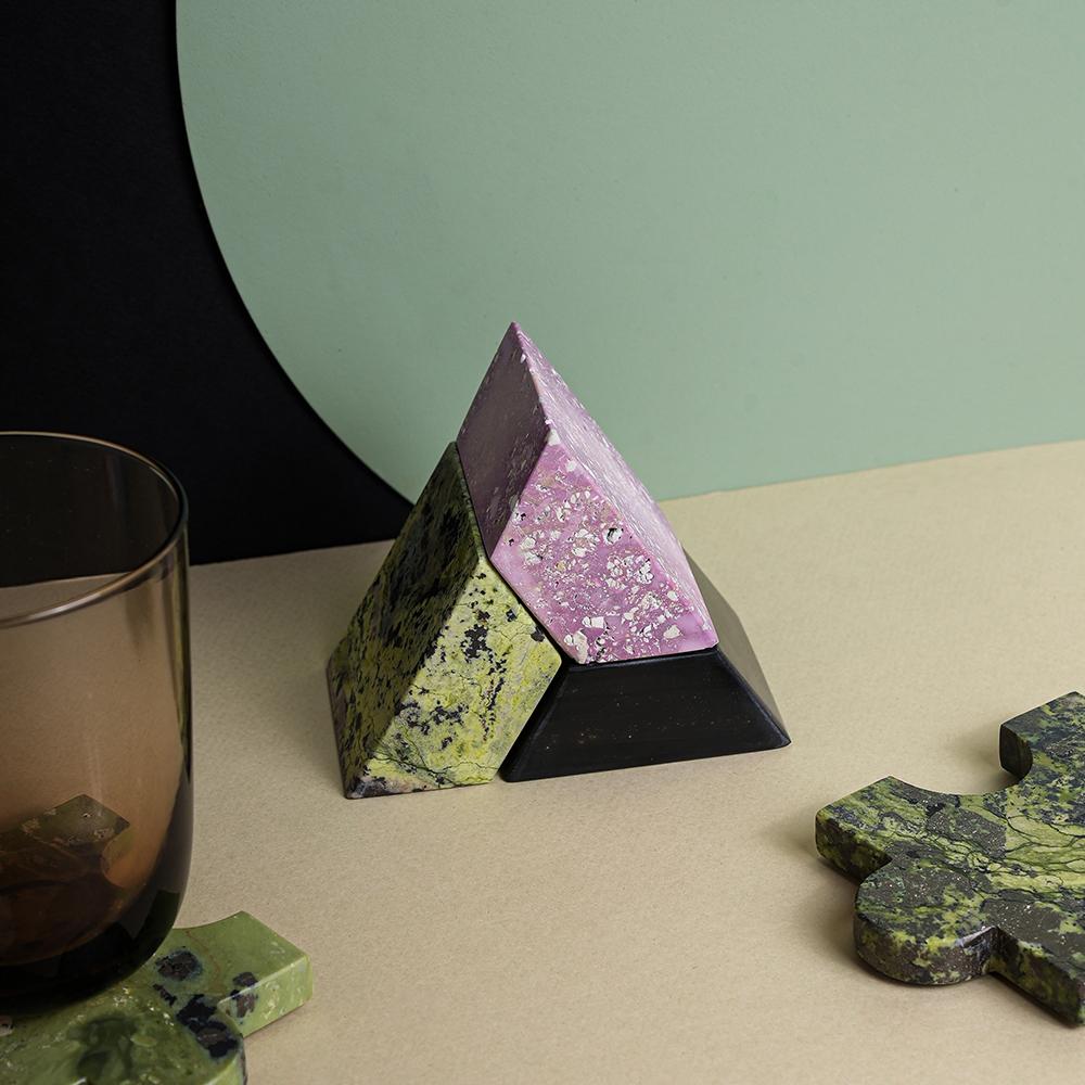 Peruviano Puzzle di gemme a triangolo / Candelabro a 3 pezzi Lilla, Onice nera, Serpentino verde in vendita