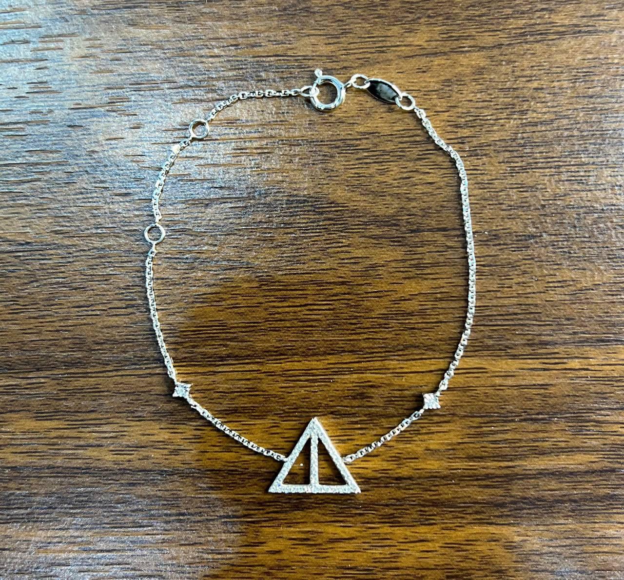 Taille ronde Bracelet chaîne symbole triangle géométrique pyramide en or blanc 14 carats avec diamants blancs en vente