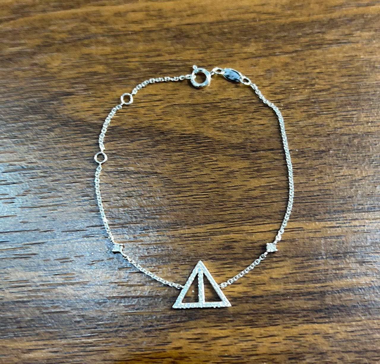 Bracelet chaîne symbole triangle géométrique pyramide en or blanc 14 carats avec diamants blancs Excellent état - En vente à Oakton, VA