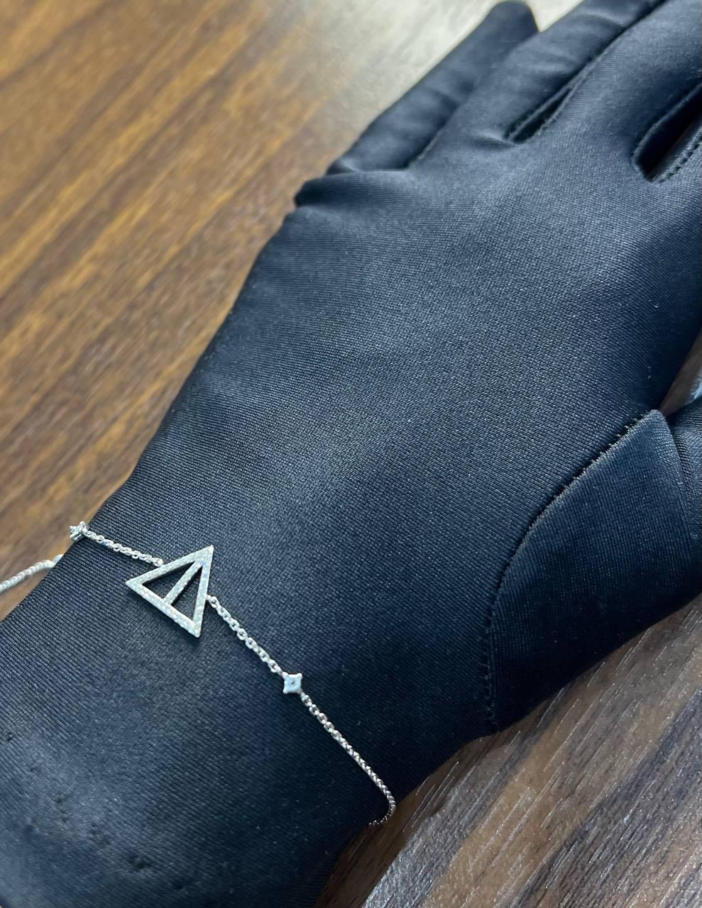 Bracelet chaîne symbole triangle géométrique pyramide en or blanc 14 carats avec diamants blancs en vente 1