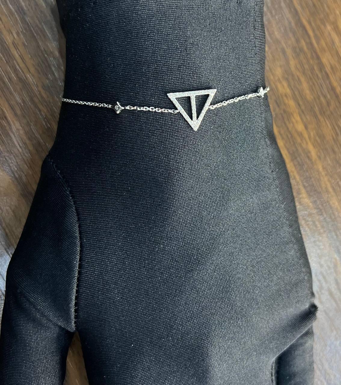 Bracelet chaîne symbole triangle géométrique pyramide en or blanc 14 carats avec diamants blancs en vente 2