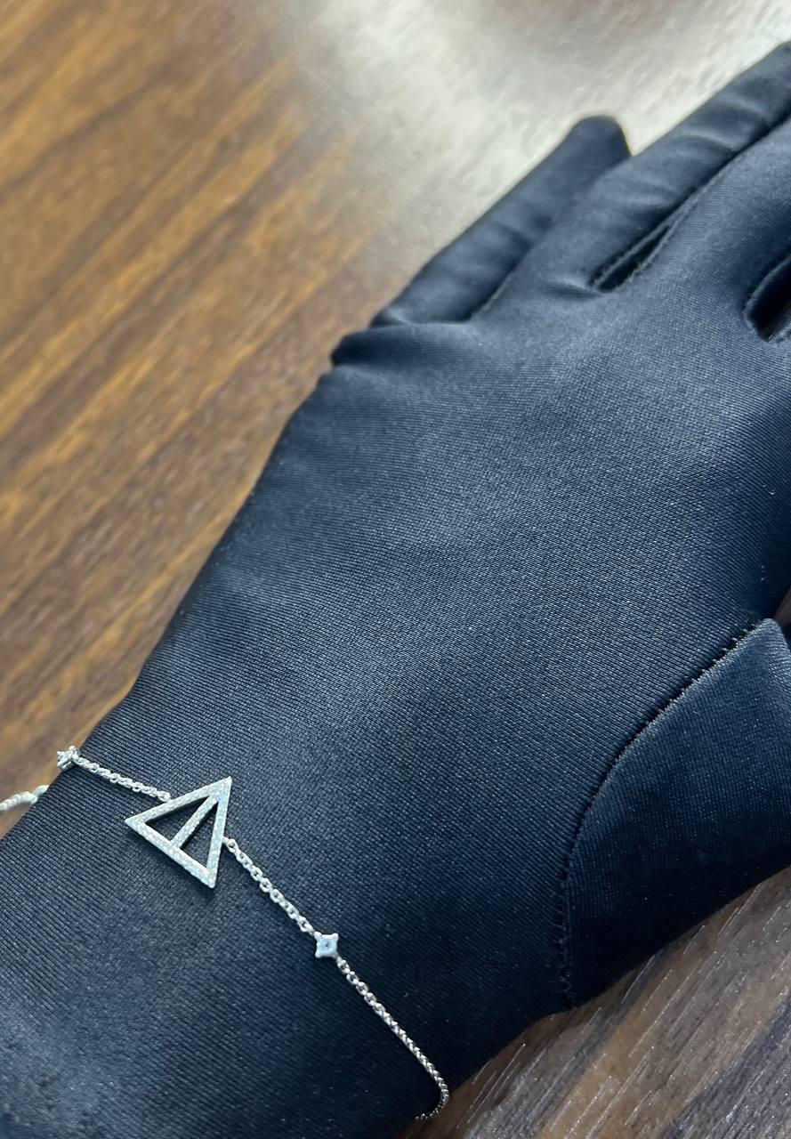 Bracelet chaîne symbole triangle géométrique pyramide en or blanc 14 carats avec diamants blancs en vente 3