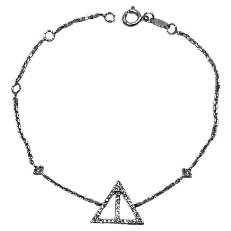 Bracelet chaîne symbole triangle géométrique pyramide en or blanc 14 carats avec diamants blancs en vente