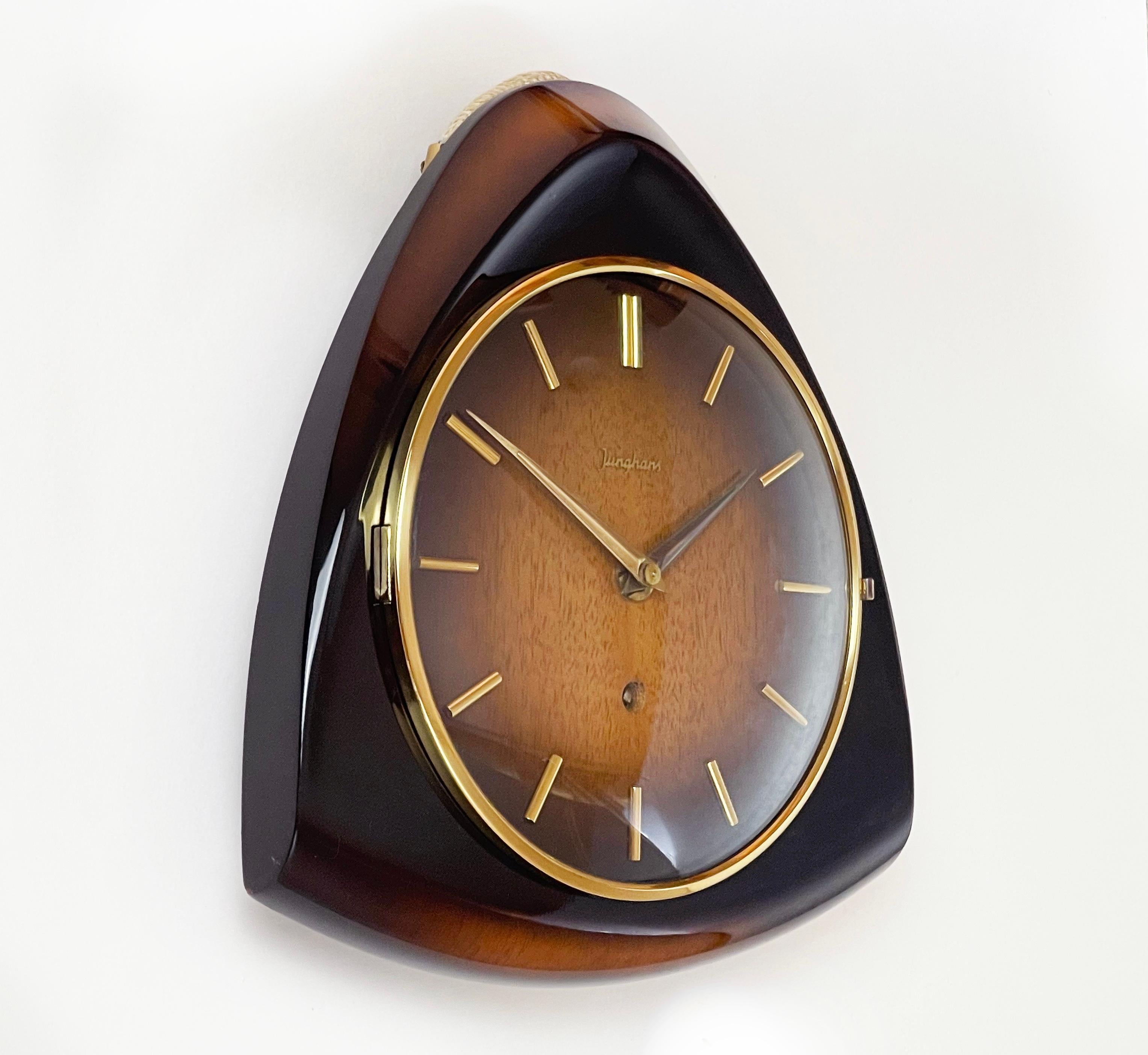 Outstanding finish & design by the famous German watch- and clock maker JUNGHANS.
Quite a futuristic approach, a masterpiece of mid-century design.
Made in the mid 50s to 60s, this wall clock is made from beech and comes with an absolutely fantastic