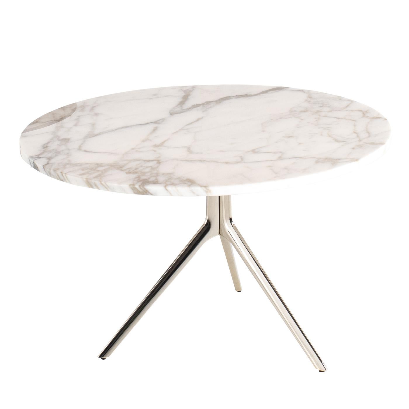 A charming style with a retro heart, the light marble coffee table from the Triangle collection is the perfect finishing touch for a contemporary lounge area. On a three-legged base, the table can be completely personalized to suit your space: