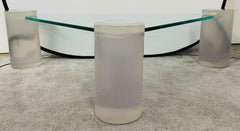 Table basse triangulaire en verre et Lucite à la manière de Karl Springer