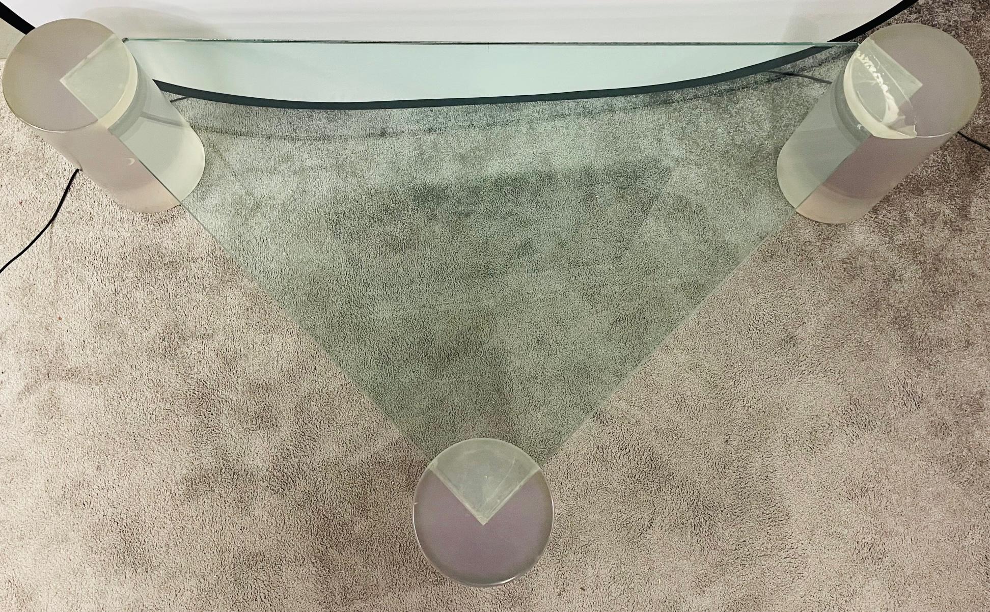 Table basse triangulaire en verre et Lucite à la manière de Karl Springer  Bon état - En vente à Plainview, NY