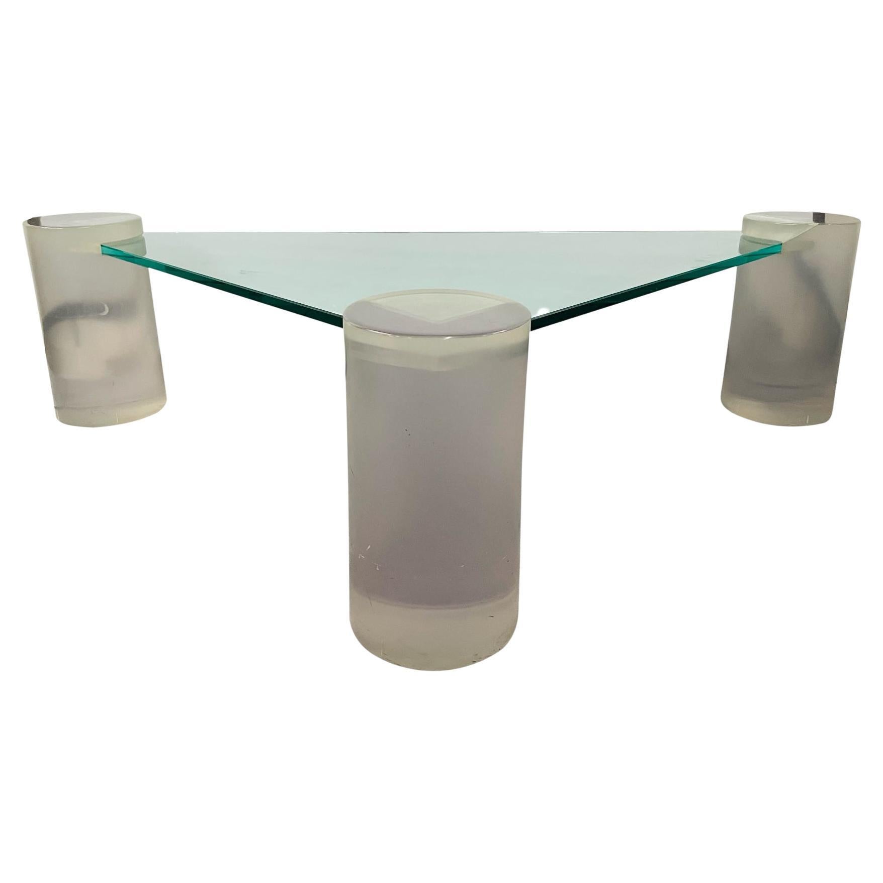 Table basse triangulaire en verre et Lucite à la manière de Karl Springer  en vente
