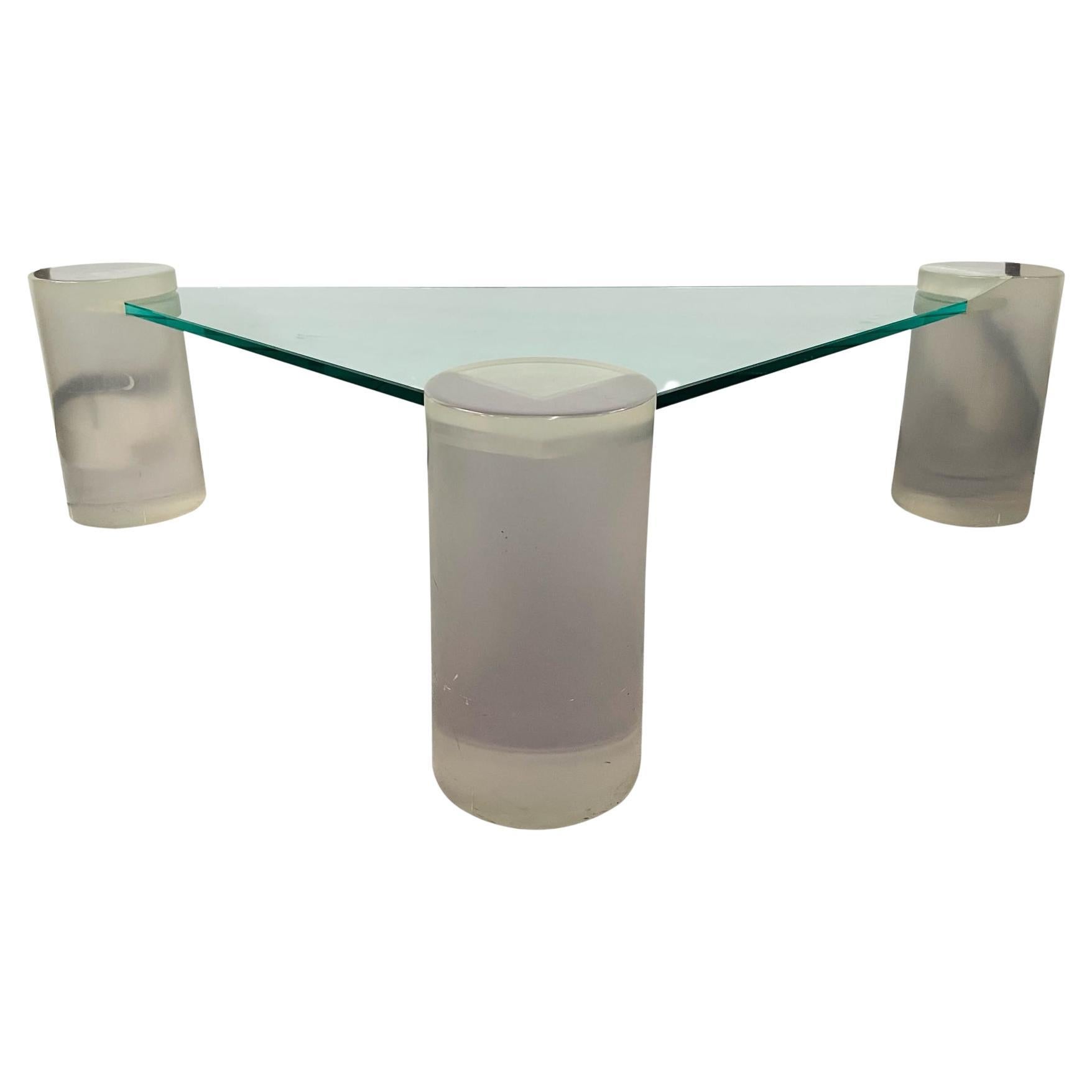 Dreieckiger Couchtisch aus Lucite und Glas in der Art von Karl Springer  im Angebot