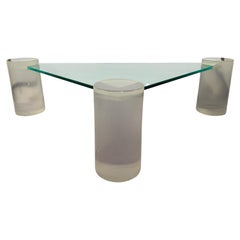 Dreieckiger Couchtisch aus Lucite und Glas in der Art von Karl Springer
