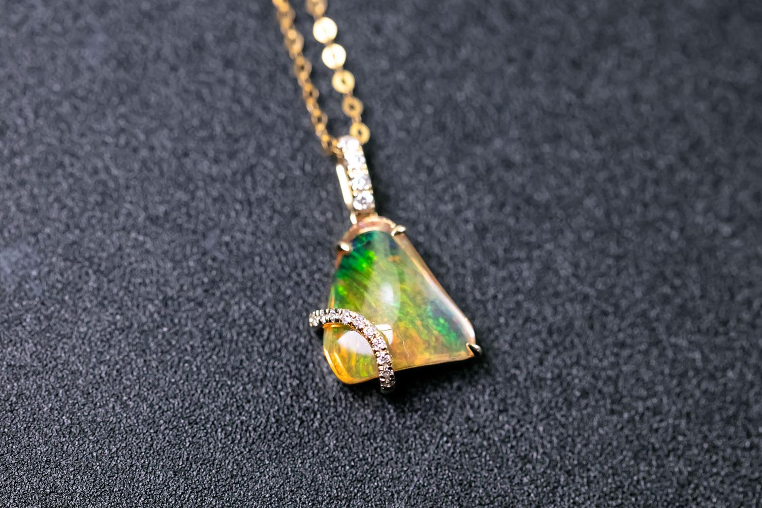 Triangle Mexican Fire Opal Collier pendentif en or jaune 18K avec diamant en vente 4