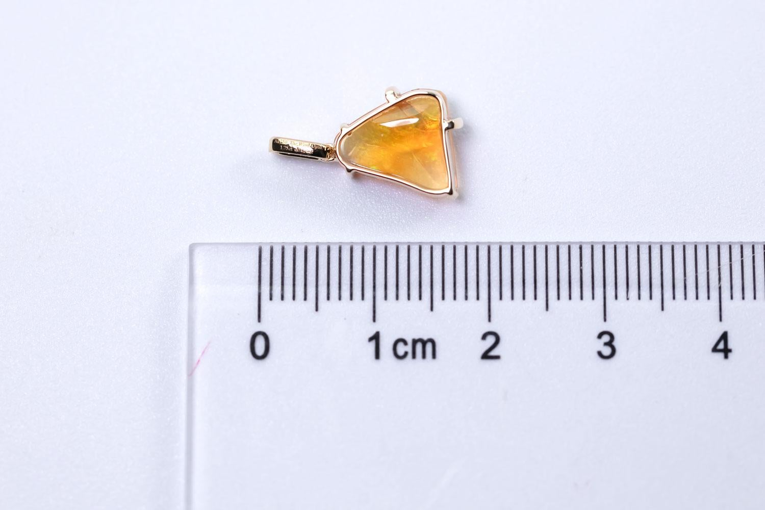 Triangle Mexican Fire Opal Collier pendentif en or jaune 18K avec diamant en vente 5