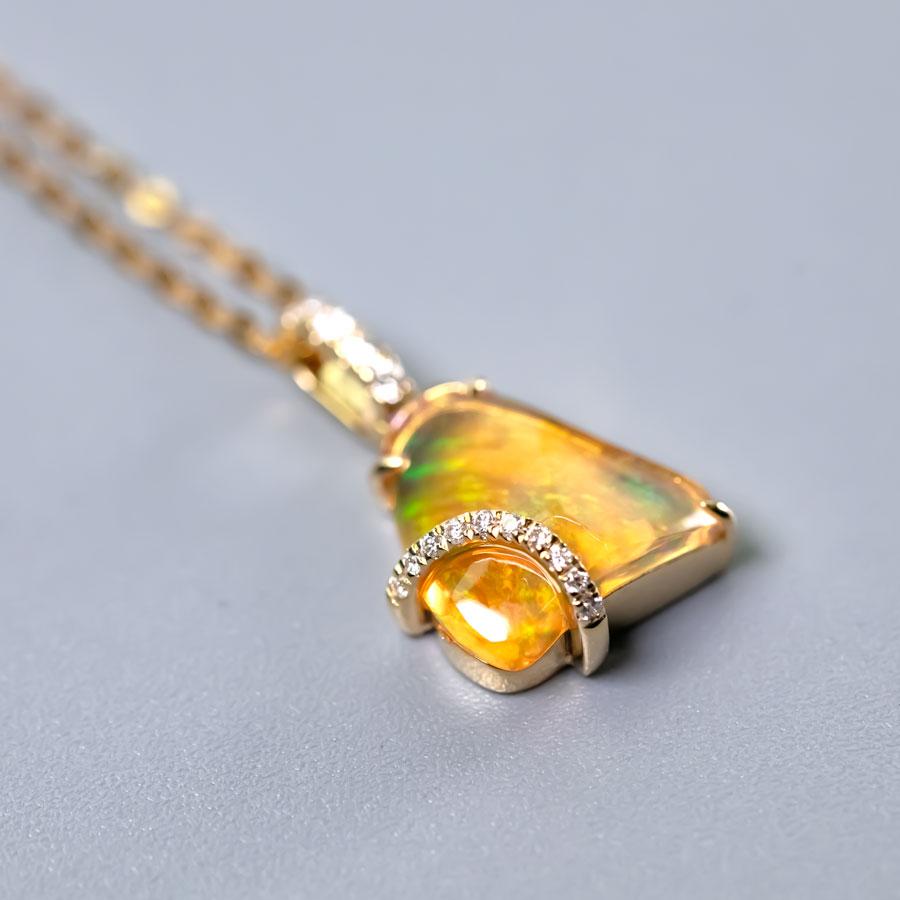 Taille grossière Triangle Mexican Fire Opal Collier pendentif en or jaune 18K avec diamant en vente