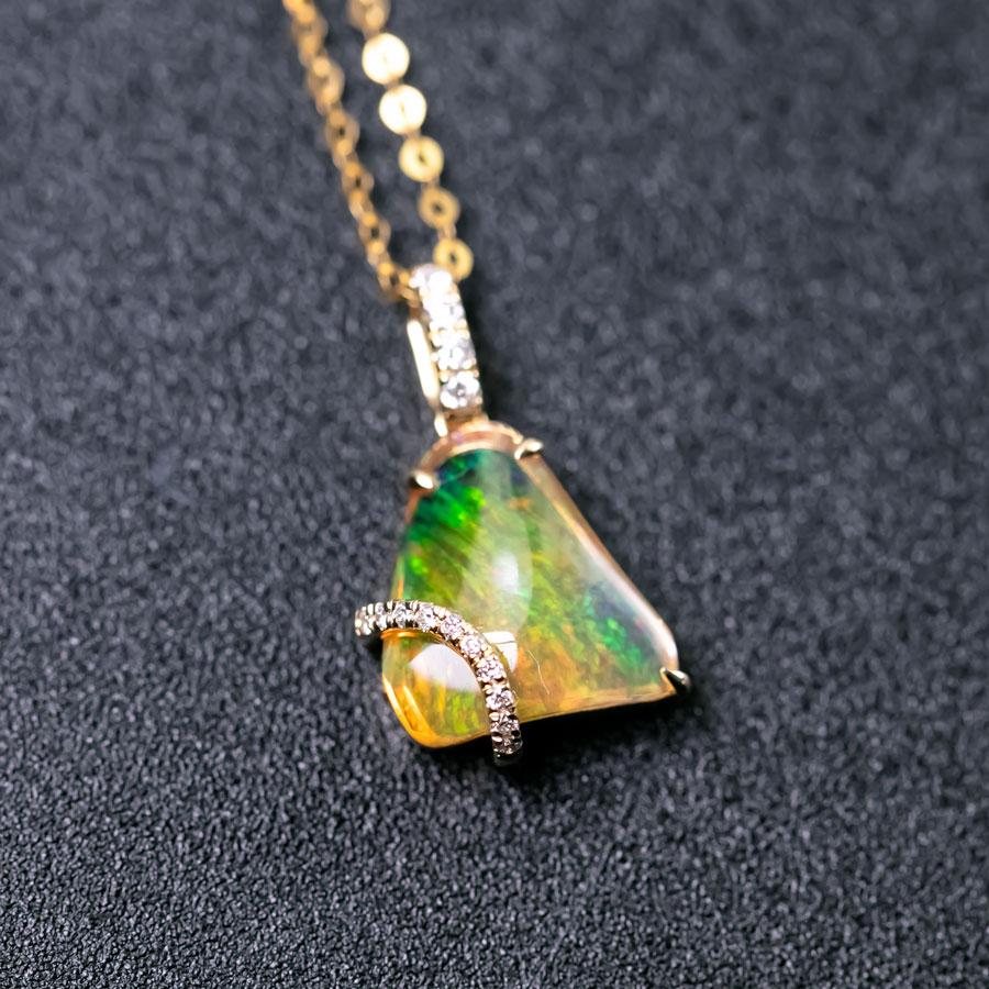 Triangle Mexican Fire Opal Collier pendentif en or jaune 18K avec diamant Neuf - En vente à Suwanee, GA
