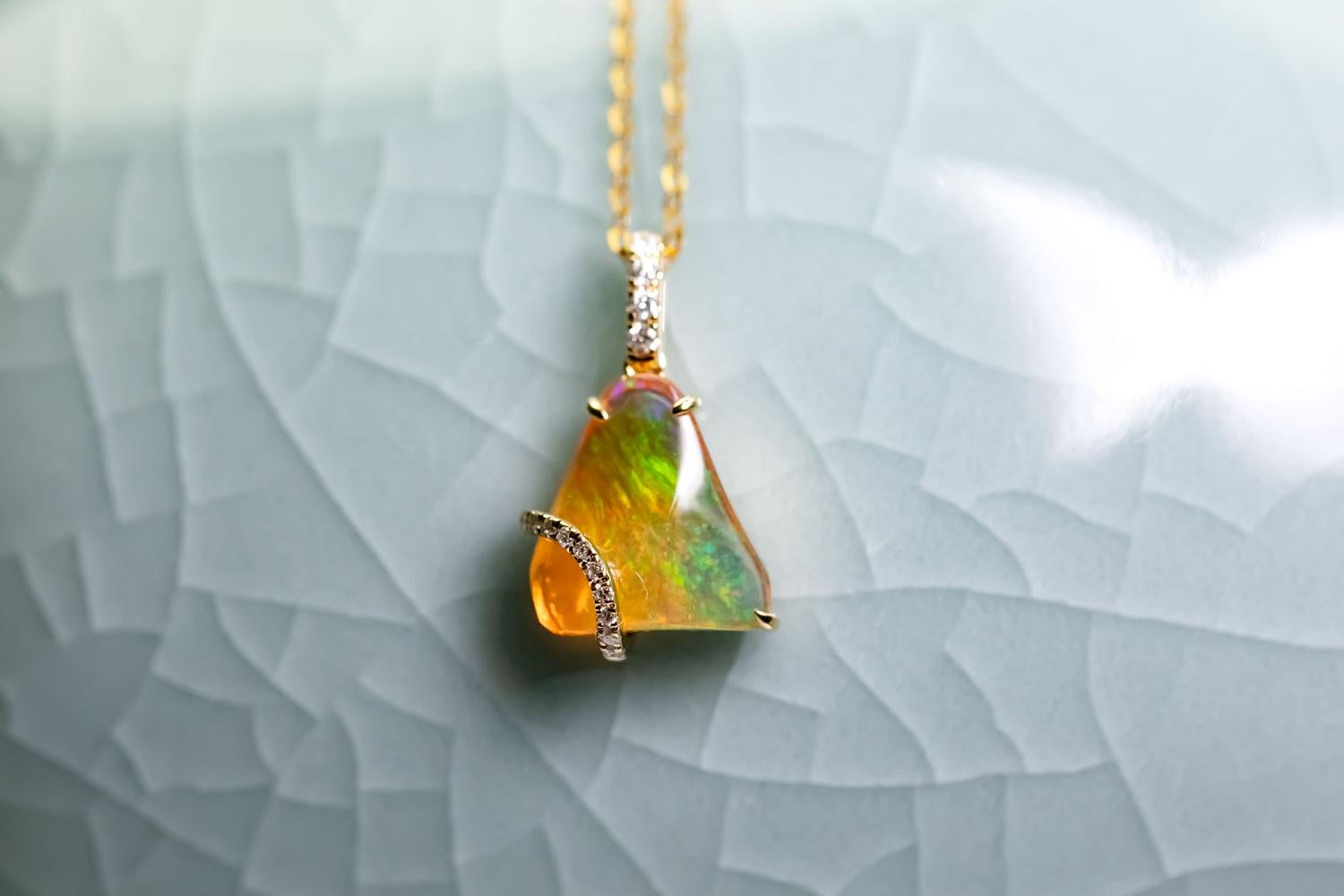 Triangle Mexican Fire Opal Collier pendentif en or jaune 18K avec diamant en vente 1