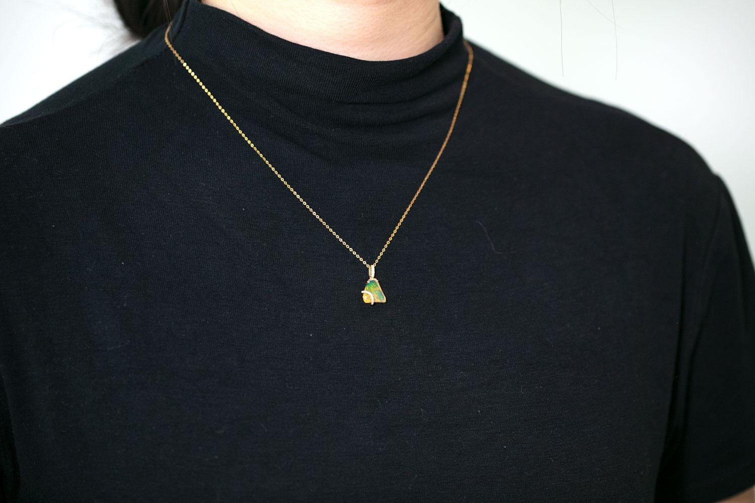 Triangle Mexican Fire Opal Collier pendentif en or jaune 18K avec diamant en vente 2