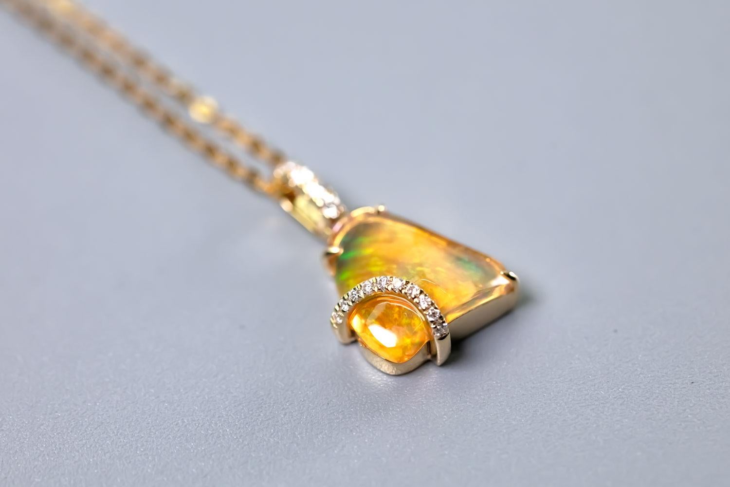 Triangle Mexican Fire Opal Collier pendentif en or jaune 18K avec diamant en vente 3