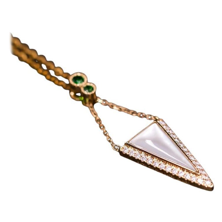Collana con ciondolo a forma di triangolo in madreperla, diamanti e tsavorite, in oro giallo 18k in vendita