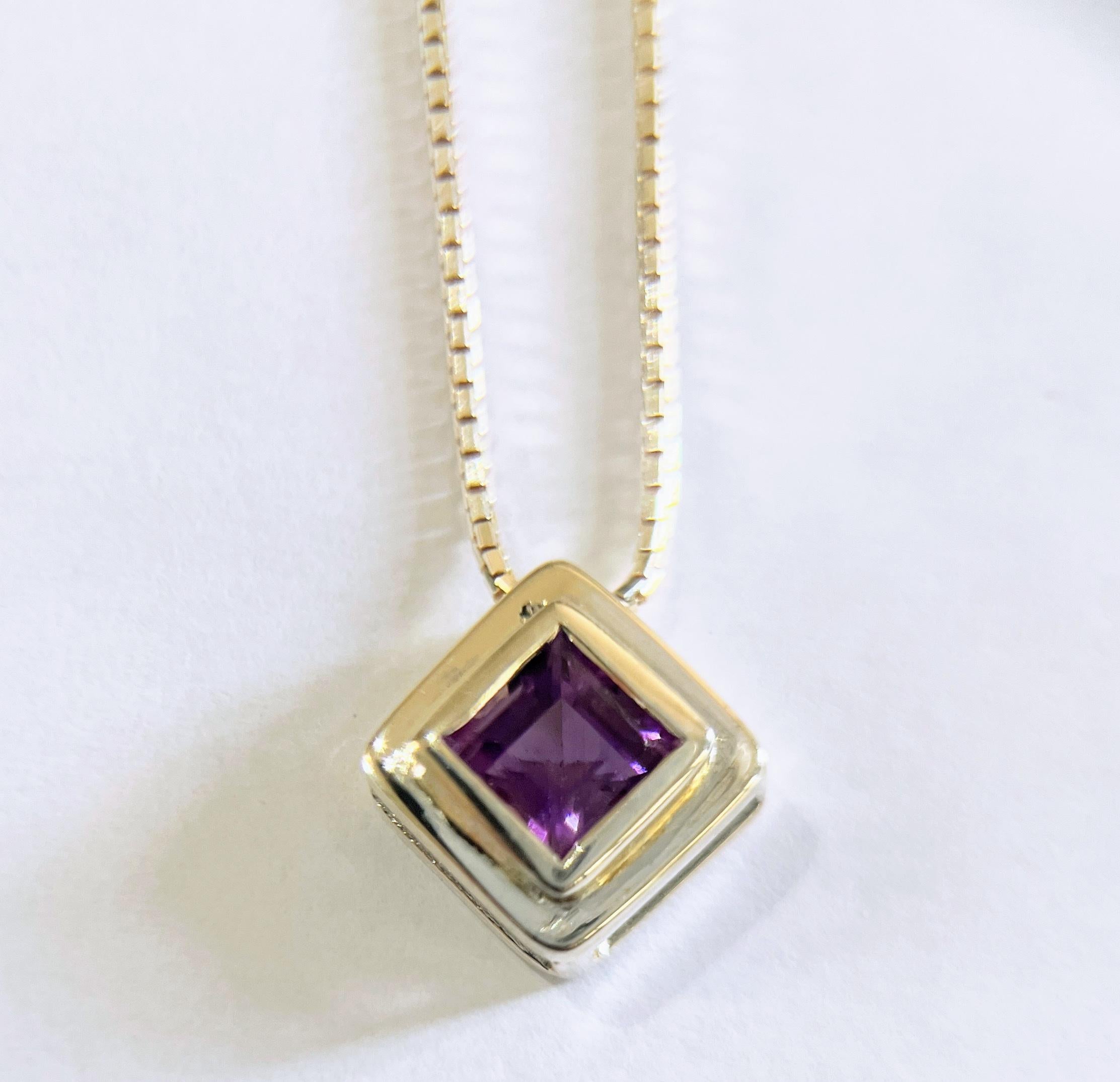 Questo ciondolo per collana fatto a mano presenta un'ametista quadrata tagliata con precisione, che misura circa 7,7 mm x 7,8 mm e si distingue per la sua vivida tonalità viola e la sua geometria simmetrica. La gemma è saldamente incastonata in una