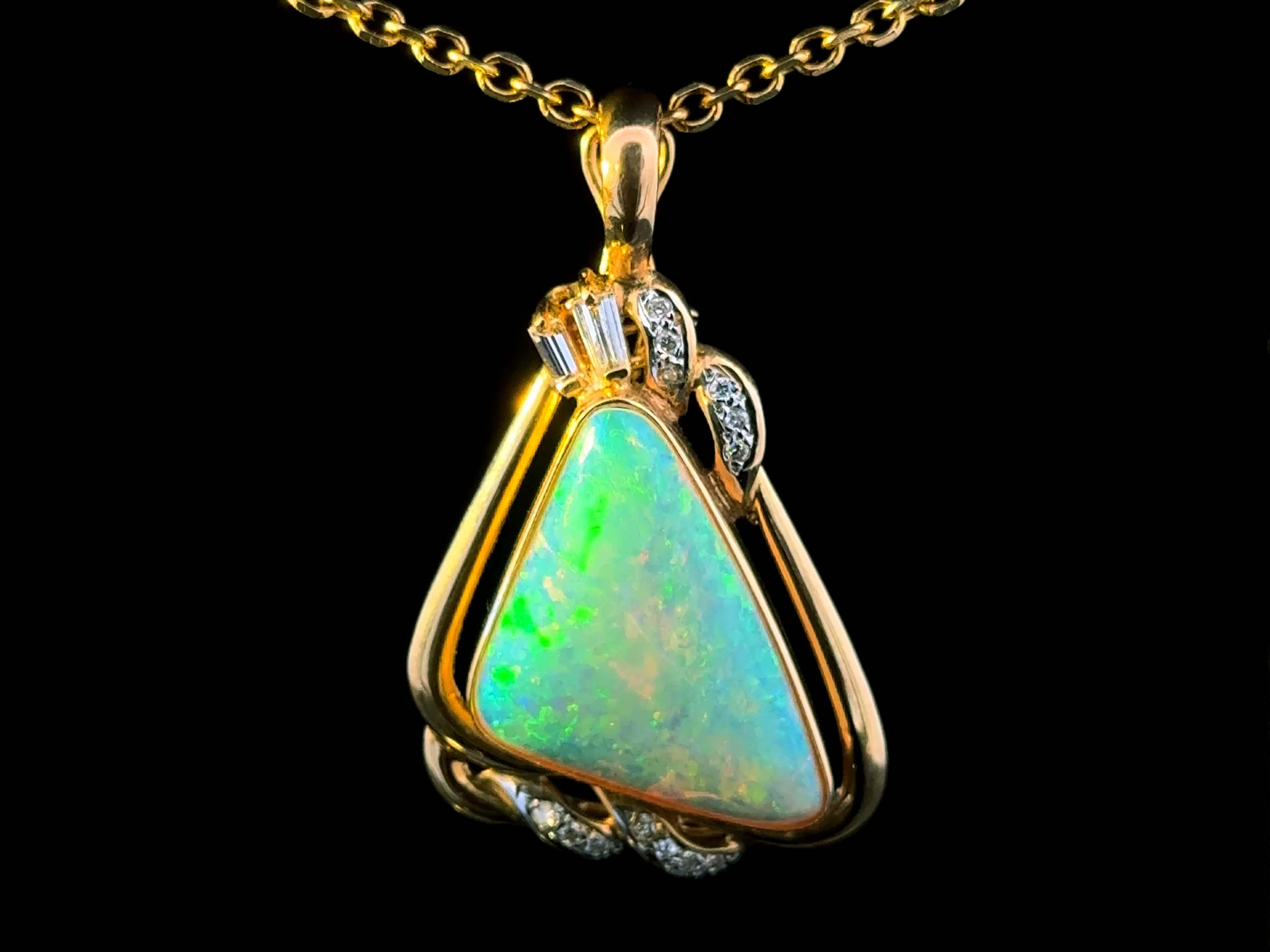 Ciondolo a triangolo con opale e diamante in oro giallo 14k in vendita 4