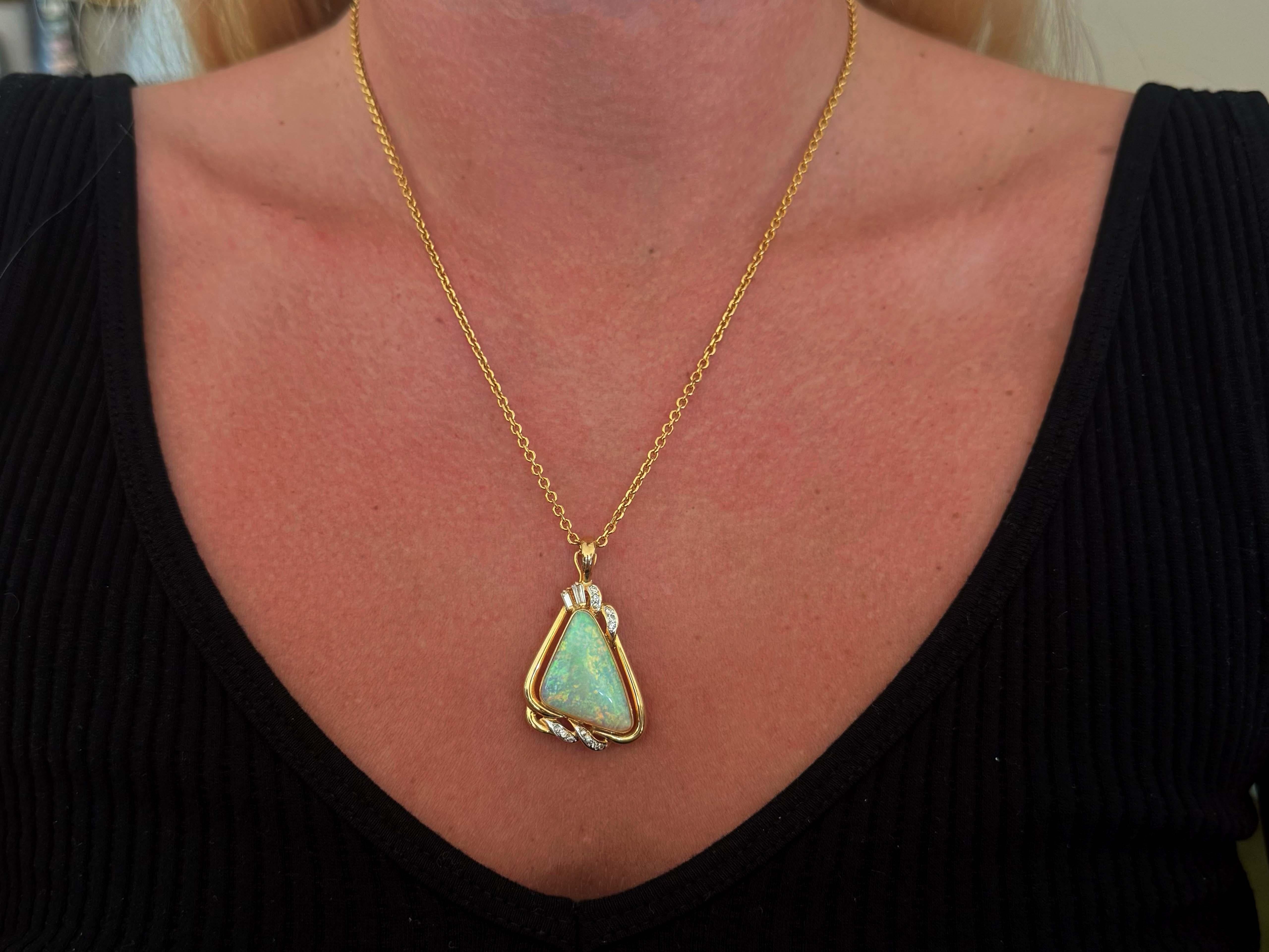 Specifiche dell'articolo:

Metallo: Oro giallo 14 carati 

Stile: Collana con opale e diamanti

Peso totale: 14,4 grammi

Lunghezza della catena: ~19