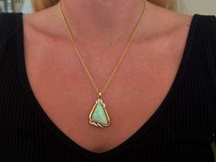 Pendentif triangle en or jaune 14 carats avec opale et diamants