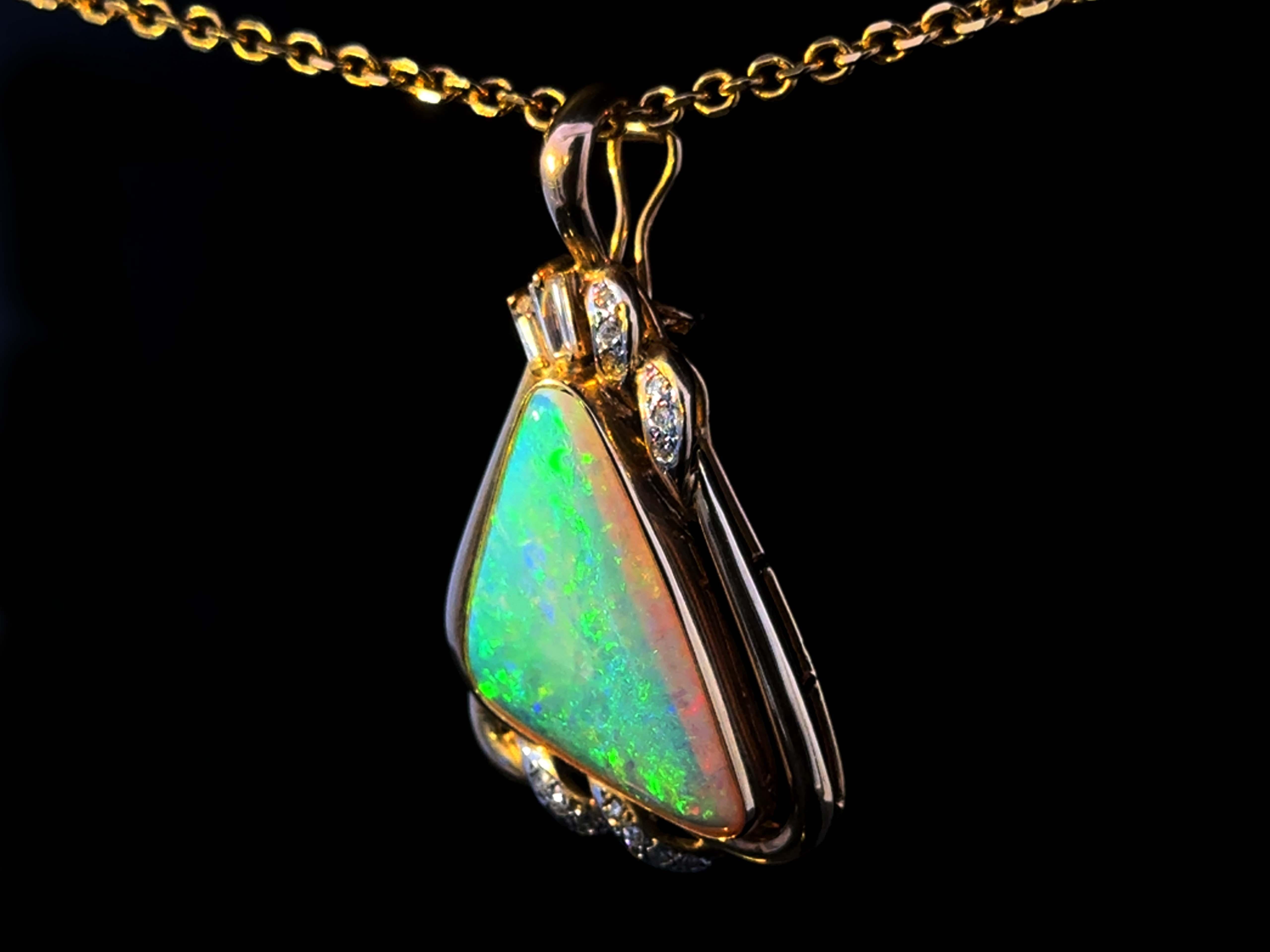 Moderno Ciondolo a triangolo con opale e diamante in oro giallo 14k in vendita