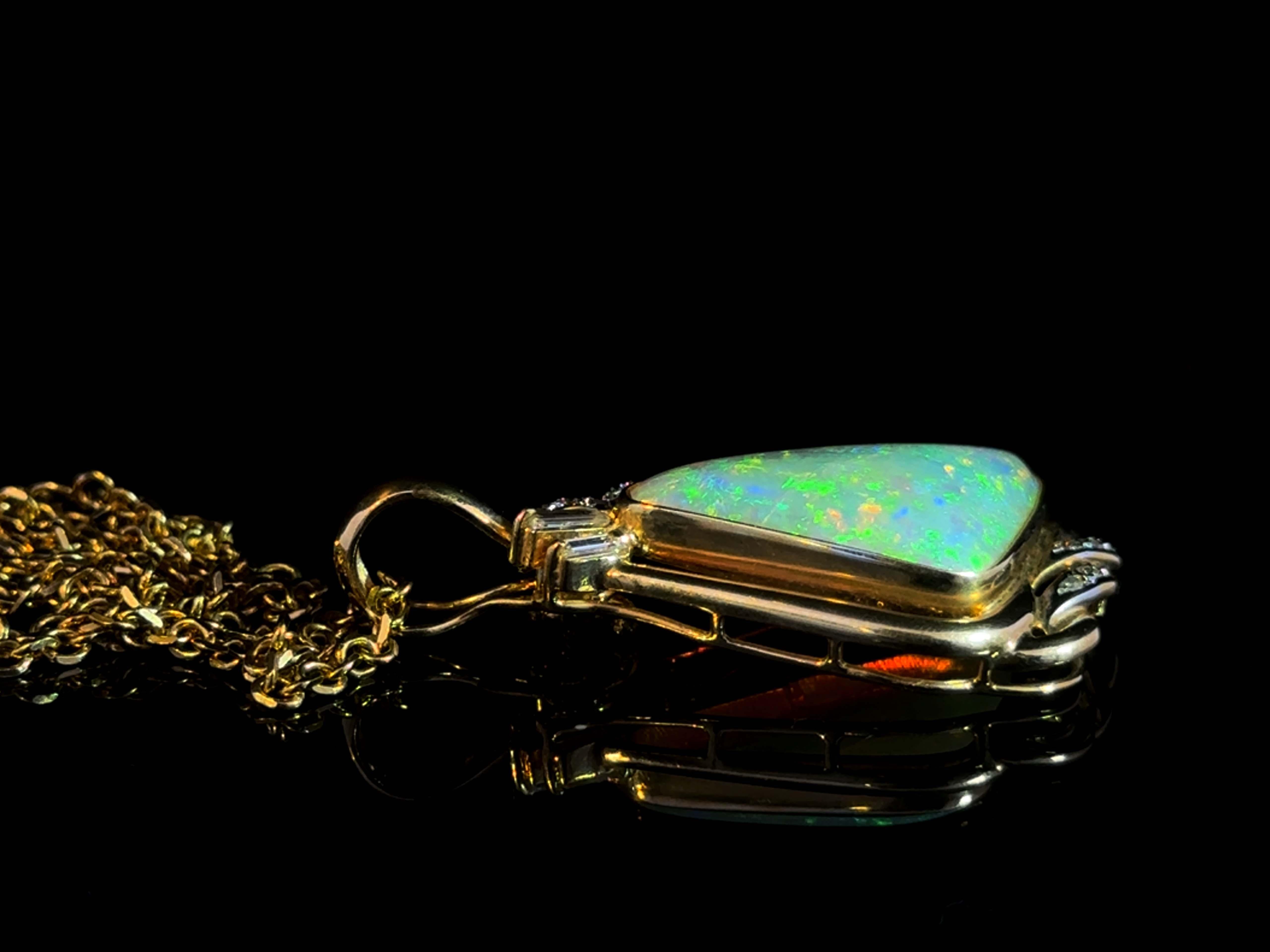 Taglio trillion Ciondolo a triangolo con opale e diamante in oro giallo 14k in vendita
