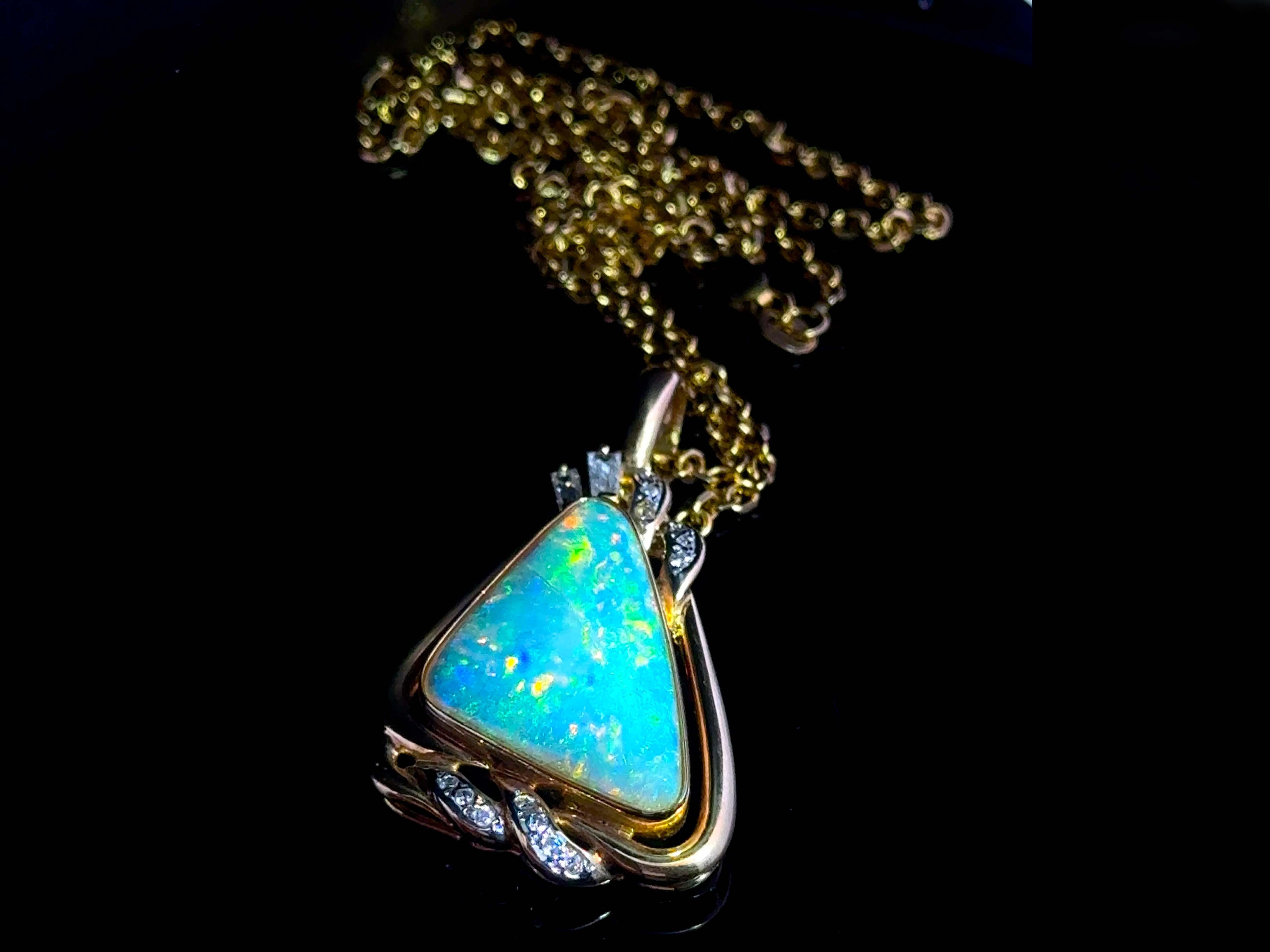 Ciondolo a triangolo con opale e diamante in oro giallo 14k In condizioni ottime in vendita a Honolulu, HI