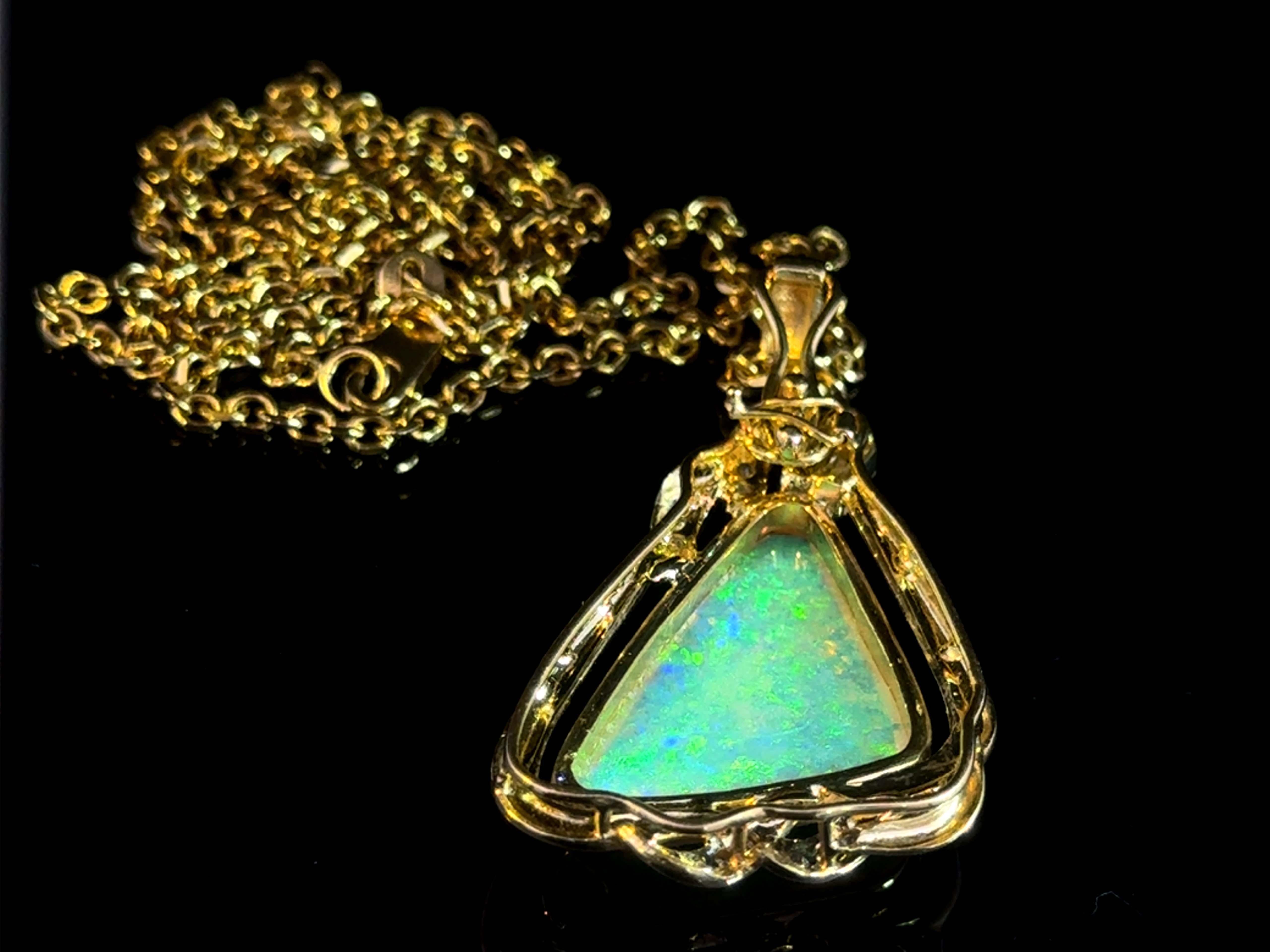 Donna Ciondolo a triangolo con opale e diamante in oro giallo 14k in vendita