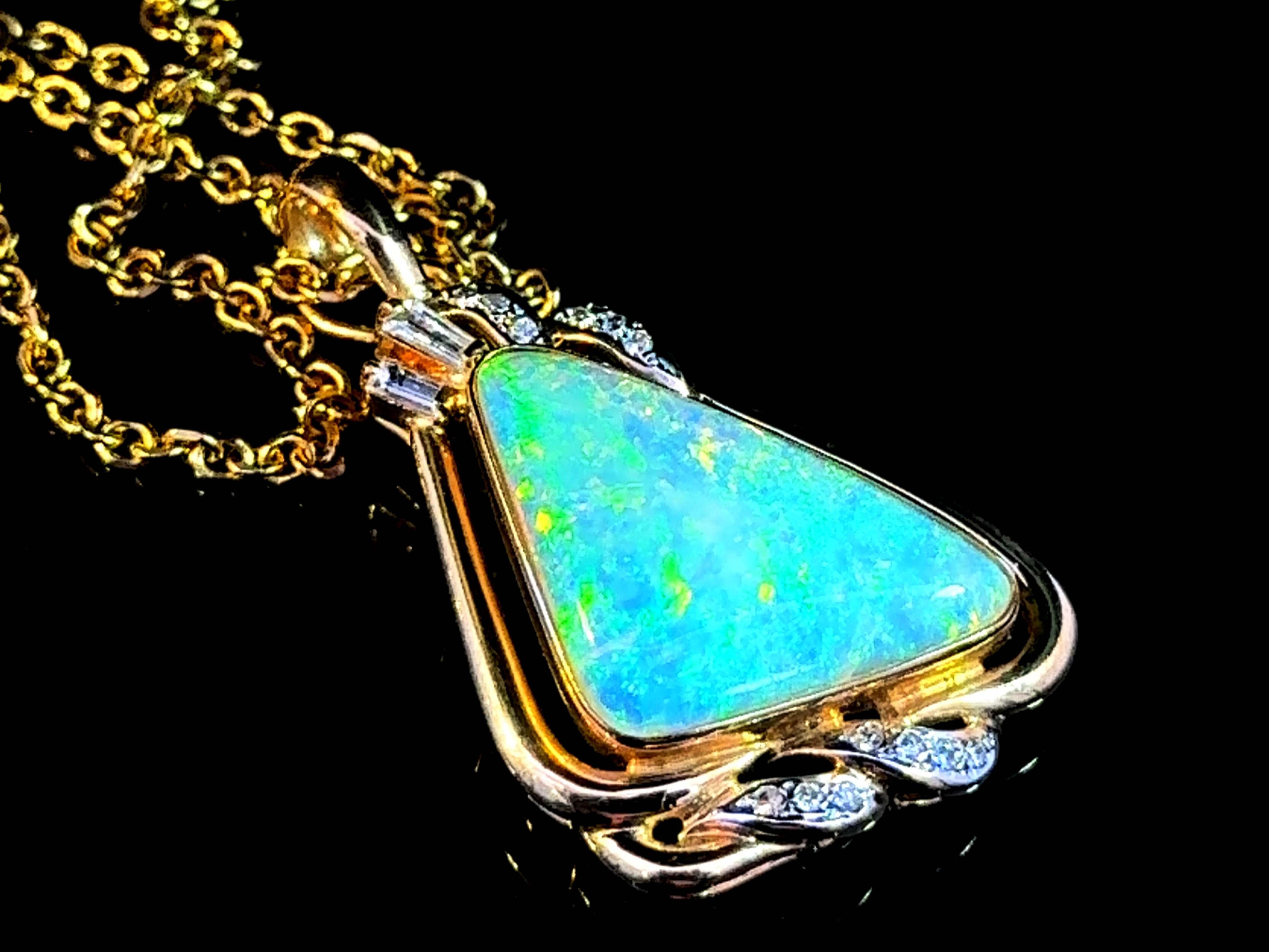 Ciondolo a triangolo con opale e diamante in oro giallo 14k in vendita 1