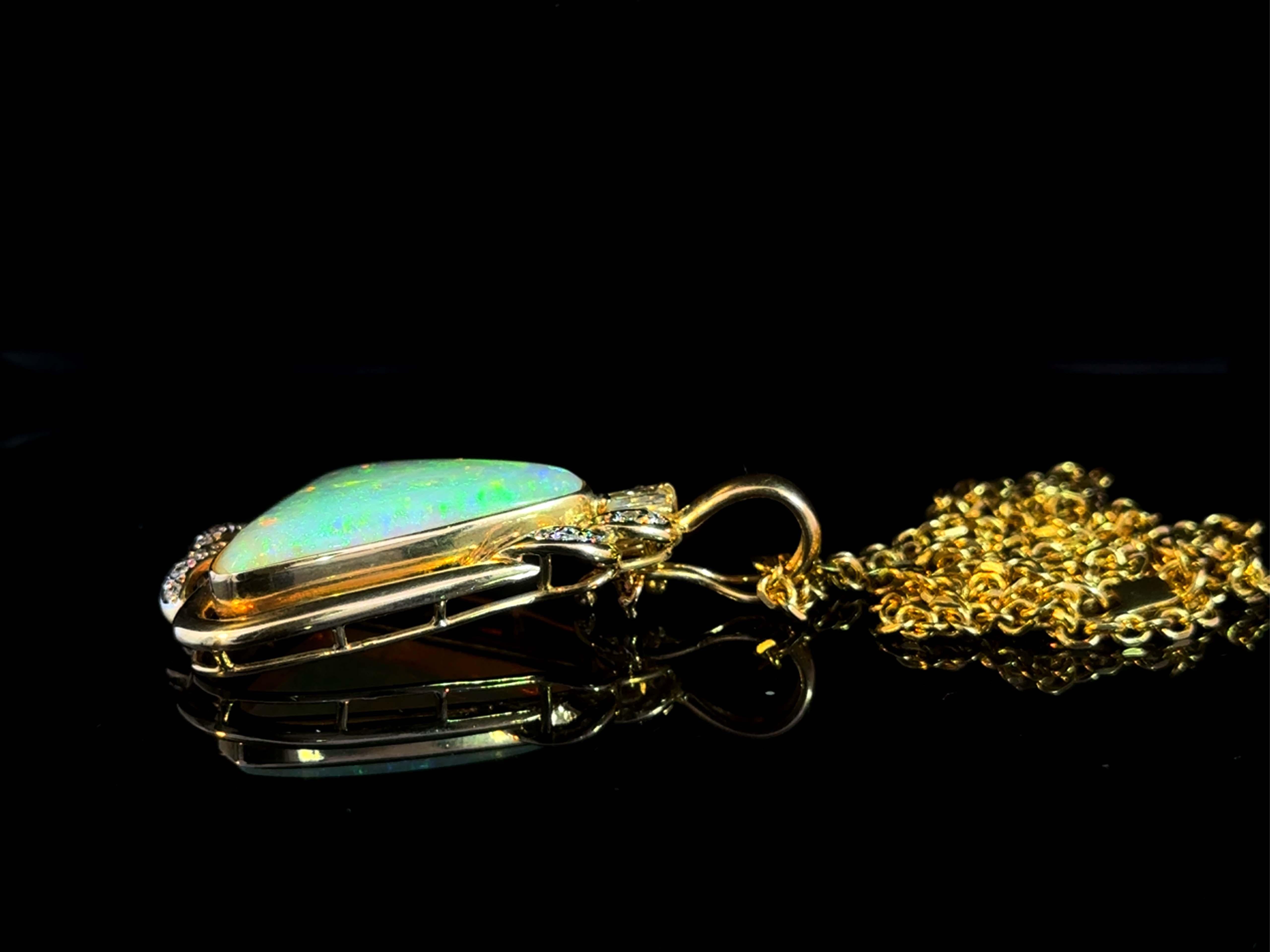 Ciondolo a triangolo con opale e diamante in oro giallo 14k in vendita 3