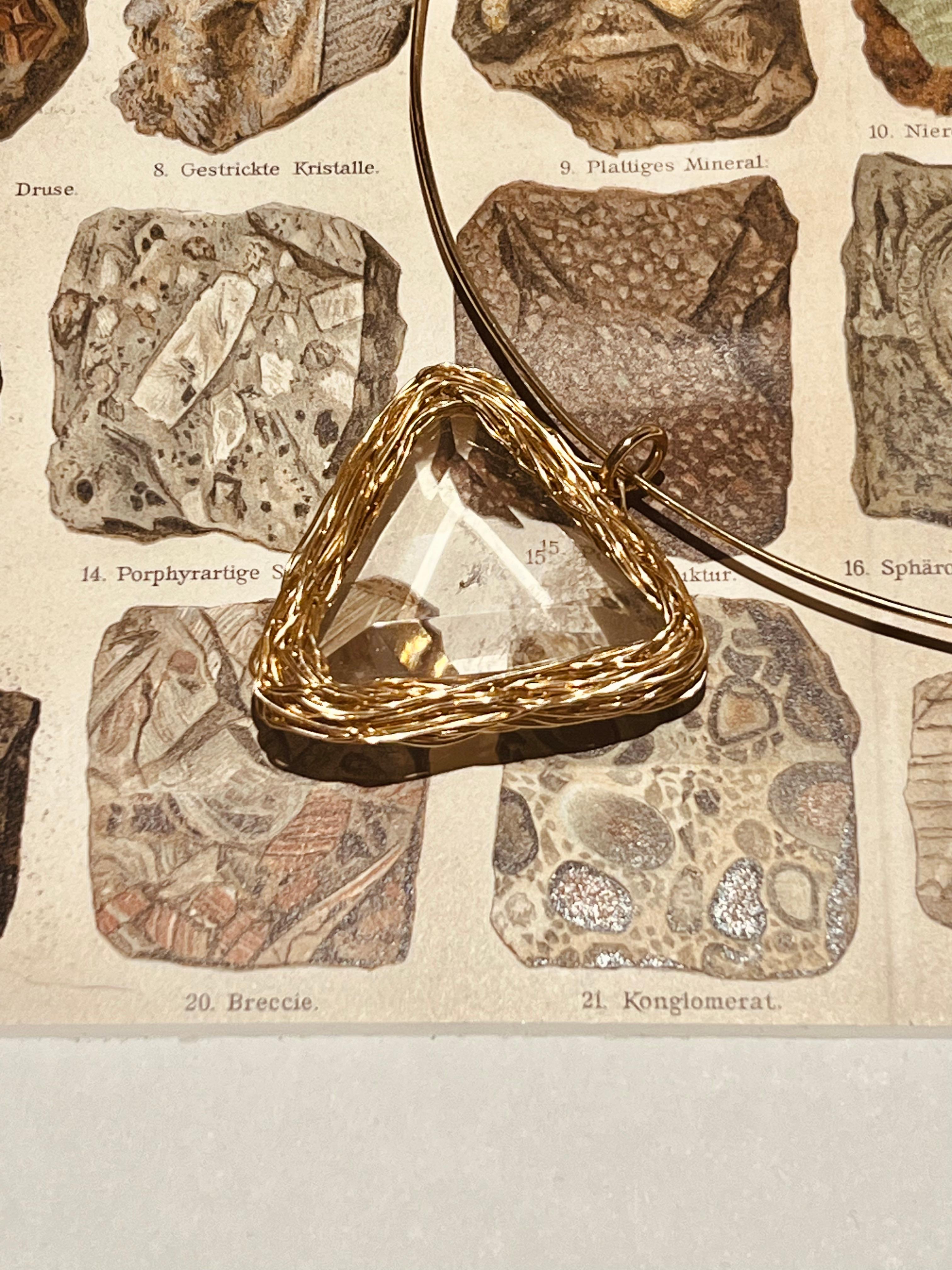Taglio francese Girocollo con cristallo di rocca a triangolo e collana one-off in oro 14 Kt Cocktail Statement in vendita