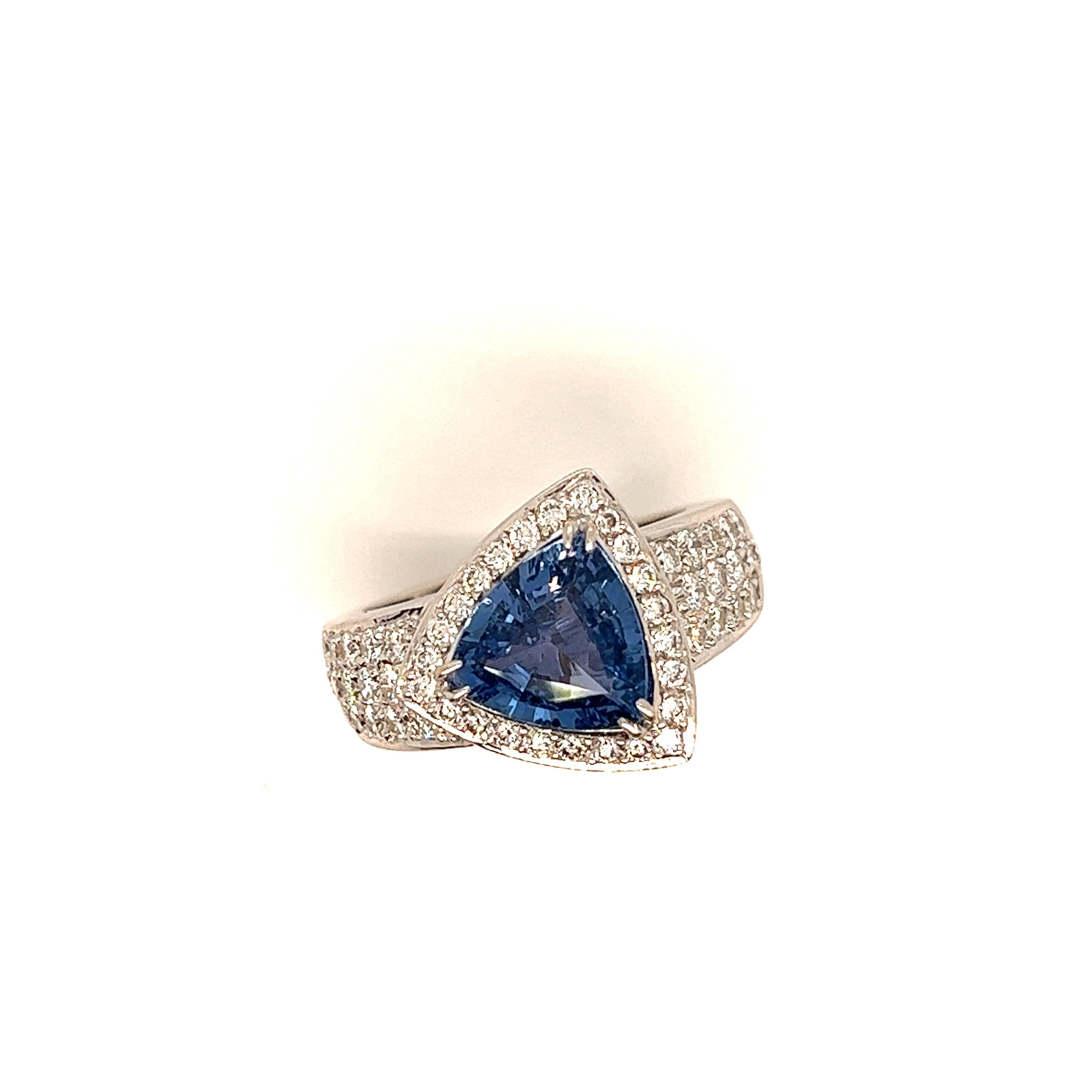 Cocktail Ring Triangle Sapphire  Diamonds White Gold 18 Karat For Sale 4