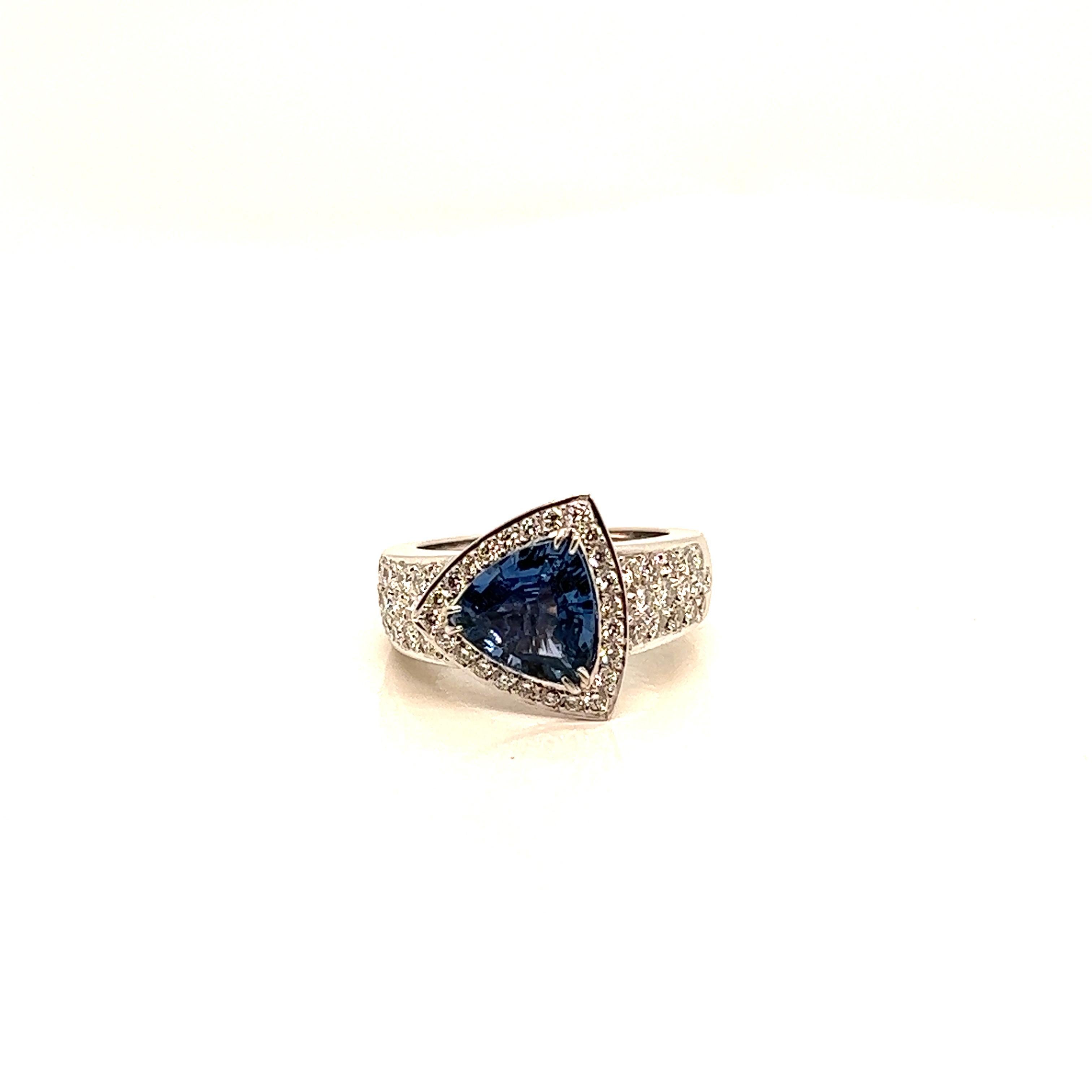 Cocktail Ring Triangle Sapphire  Diamonds White Gold 18 Karat In Excellent Condition For Sale In Vannes, FR