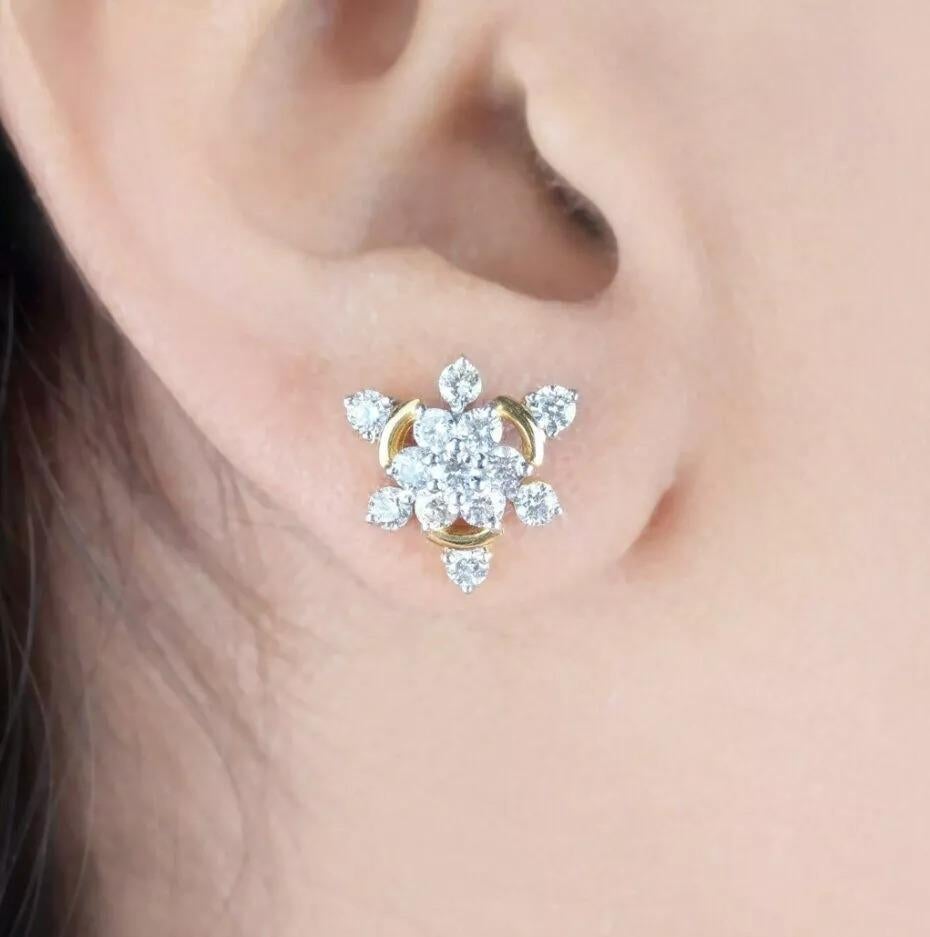 Orecchini con diamante a forma di triangolo in oro massiccio 14K con fiori fatti a mano In condizioni Nuovo in vendita a Chicago, IL
