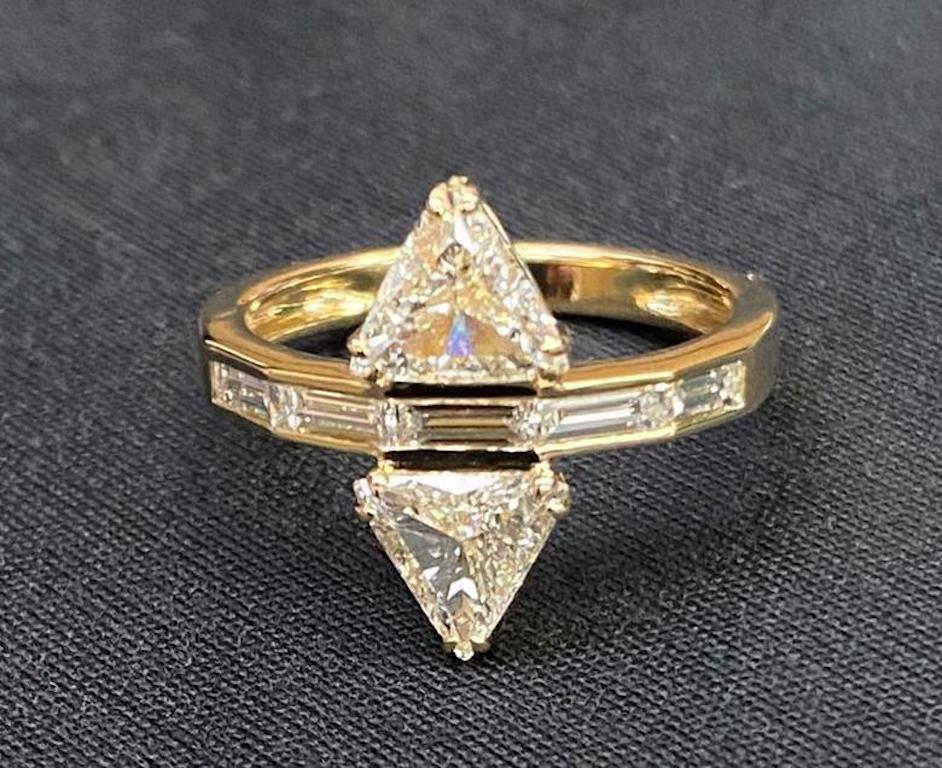Ring Yellow Gold 18 K
Diamond Triangle 2-6,30MM FG-VVS 1,02 ct
Diamond White Bug 3-4,50/1,50 - FG VVS 0,25 ct
Diamond White Bug 2-3,50/1,50 - FG VVS 0,13 ct
Size 52 Euro
Weight 3,32 grams


With a heritage of ancient fine Swiss jewelry traditions,