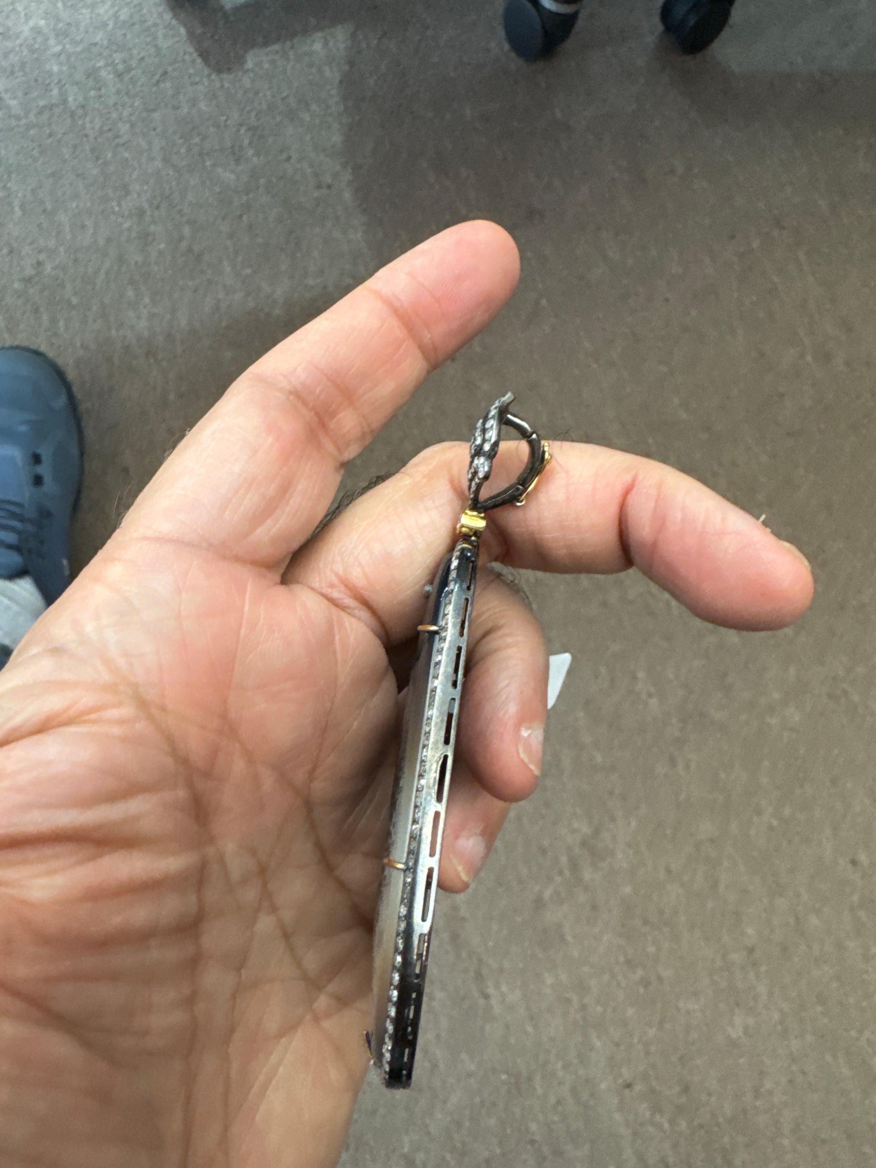 Donna Ciondolo a forma di triangolo in agata con pavé di diamanti in oro e argento 18 carati in vendita