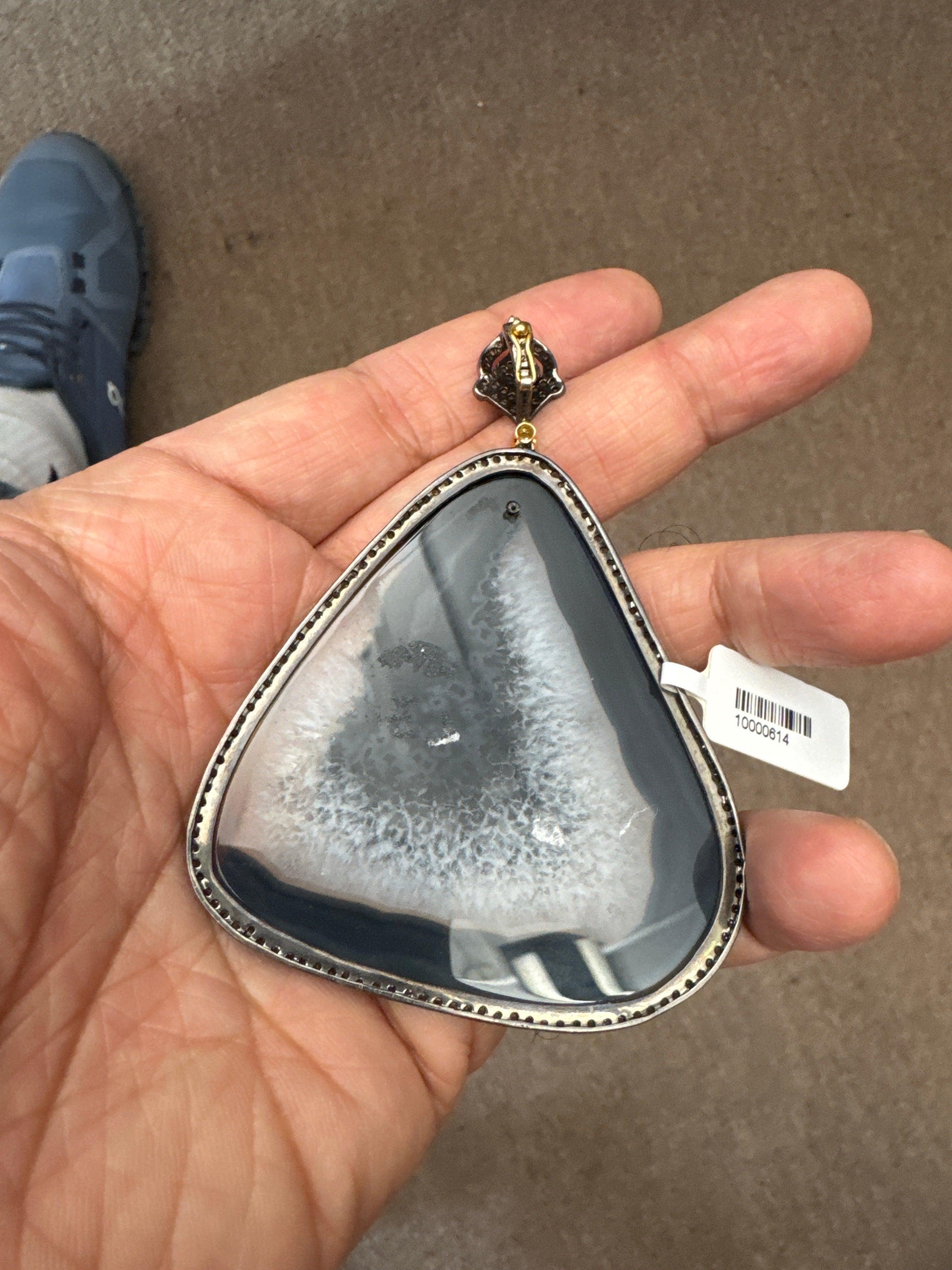 Ciondolo a forma di triangolo in agata con pavé di diamanti in oro e argento 18 carati in vendita 2