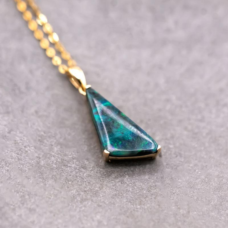 Collier avec pendentif en forme de triangle en opale de roche australienne en or jaune 18 carats.


Expédition nationale gratuite par USPS First Class !  Garantie limitée d'un an gratuite !  Sac ou boîte cadeau gratuit avec chaque commande