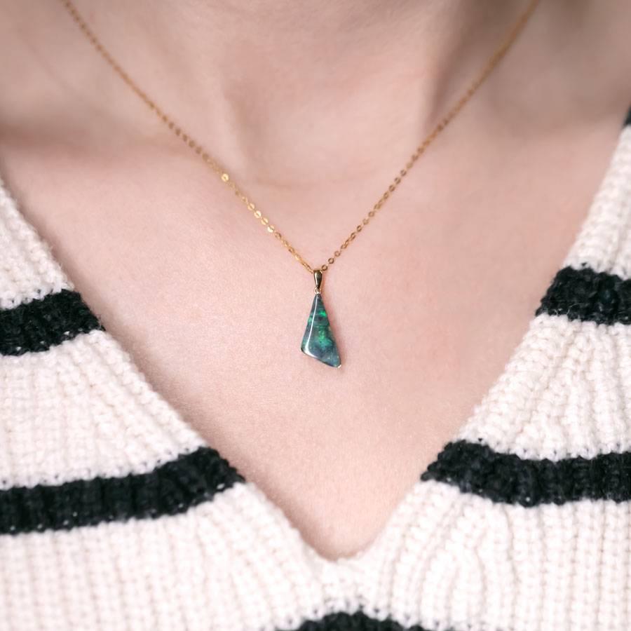 Arts and Crafts Collier d'opales en forme de triangle en or jaune 18 carats en vente