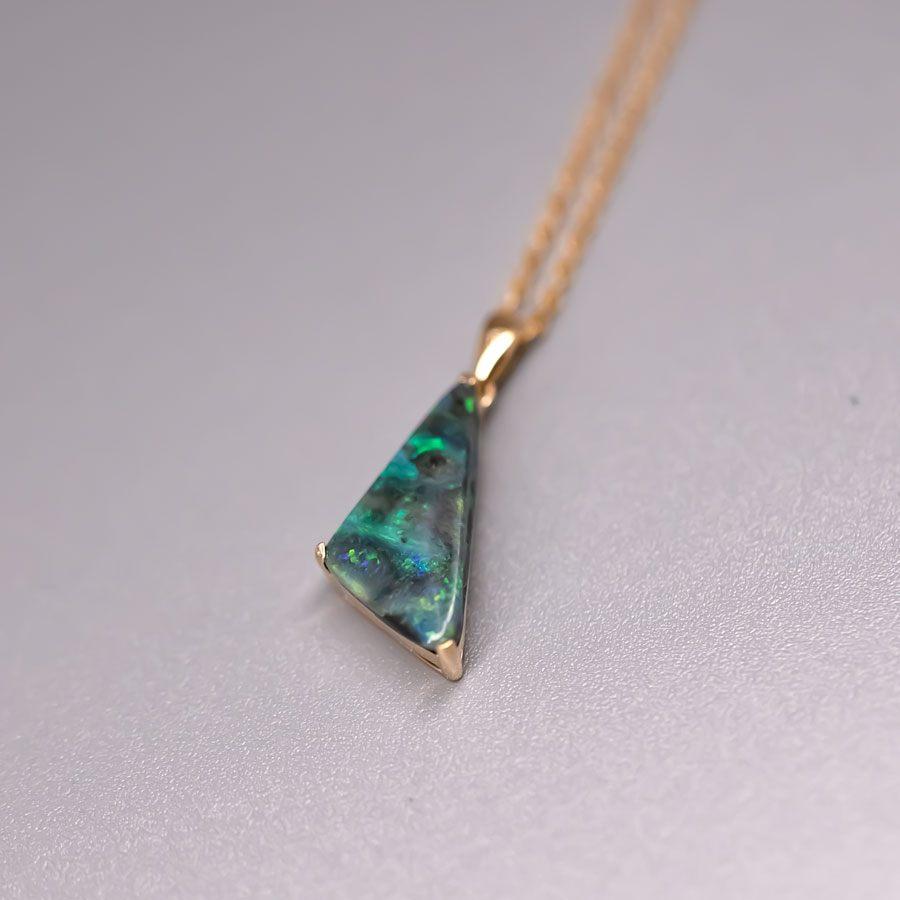 Taille brillant Collier d'opales en forme de triangle en or jaune 18 carats en vente